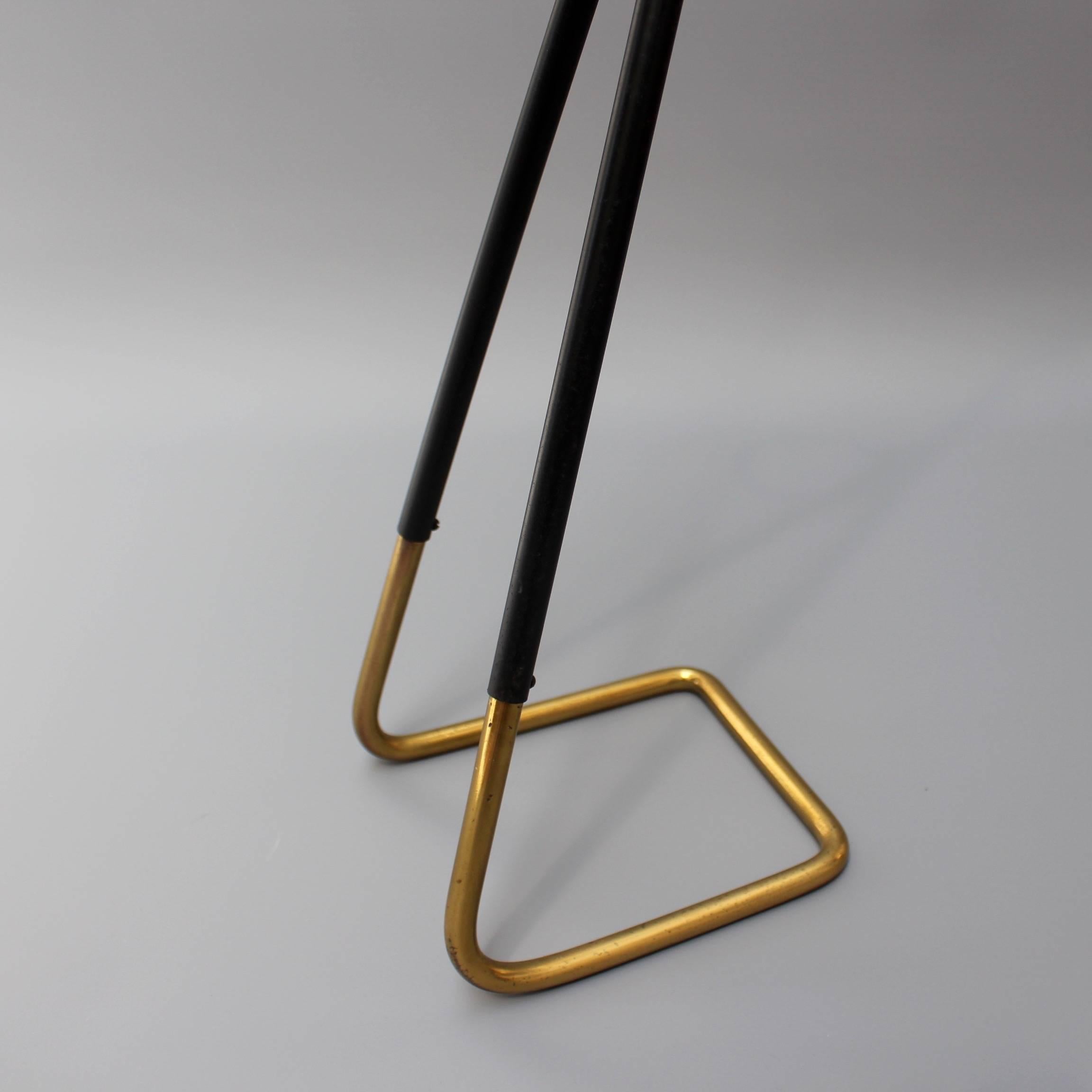 20th Century Mid-century Brass Golf Club-Shaped Walking Stick Stand, circa 1950s For Sale