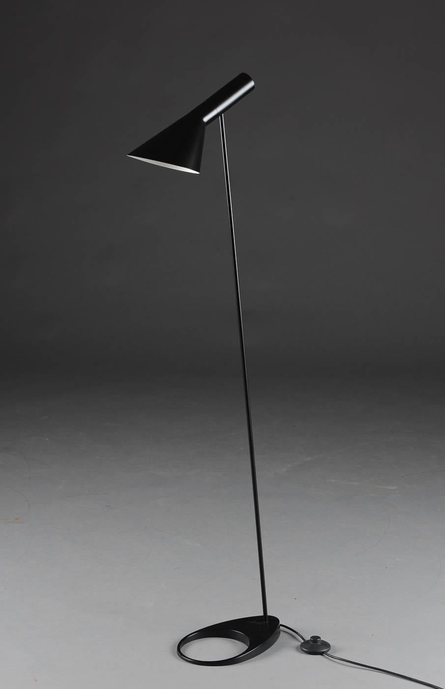AJ floor lamp, Classic floor lamp designed by the world renowned architect and designer Arne Jacobsen in 1957, produced by Louis Poulsen.
Very good condition! Iconic Danish lighting design!

Timeless floor lamp with its sleek conical shade, made