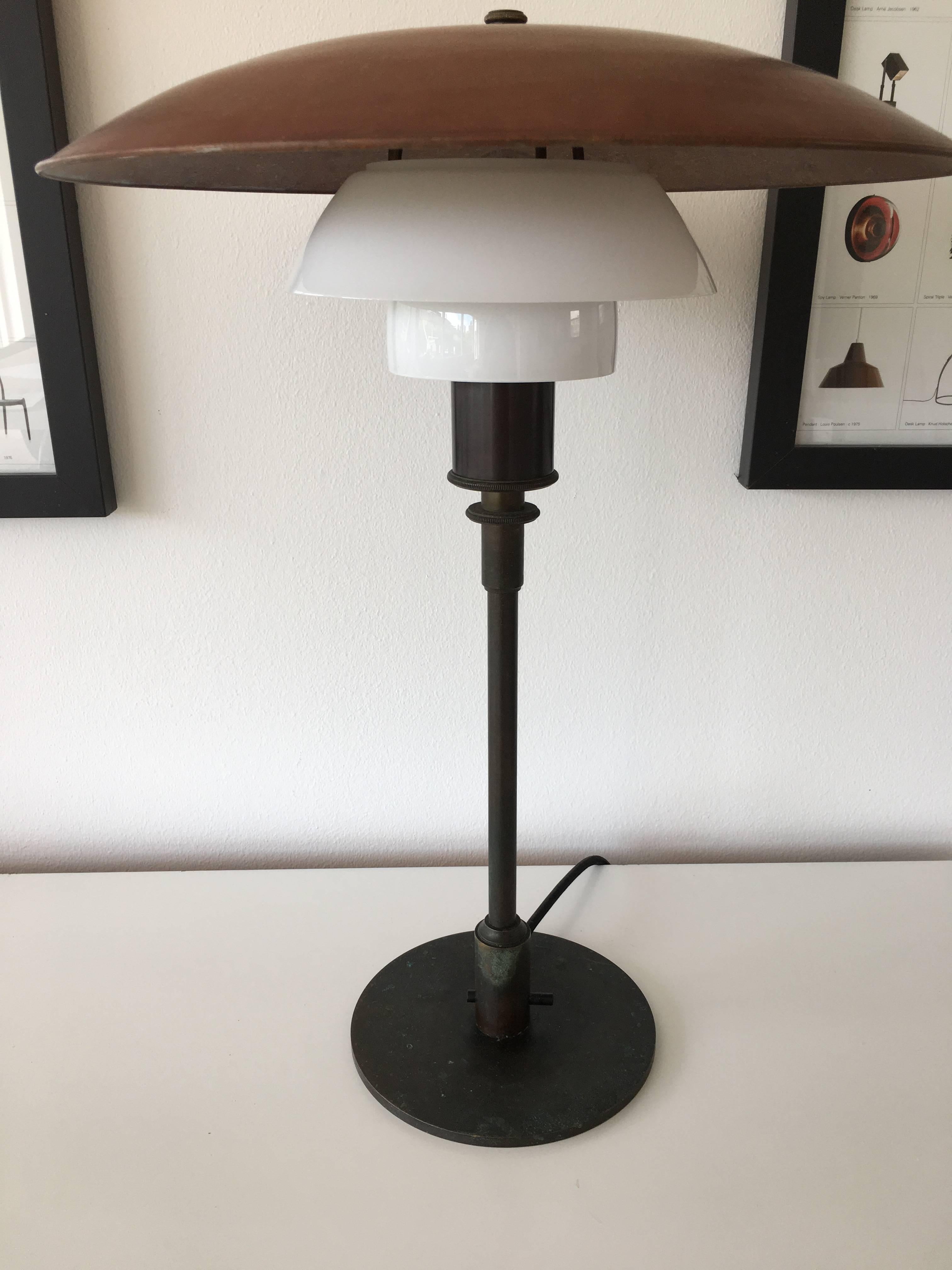 Danish Poul Henningsen Ph 4/3 Table Lamp copper and white  glass shades For Sale