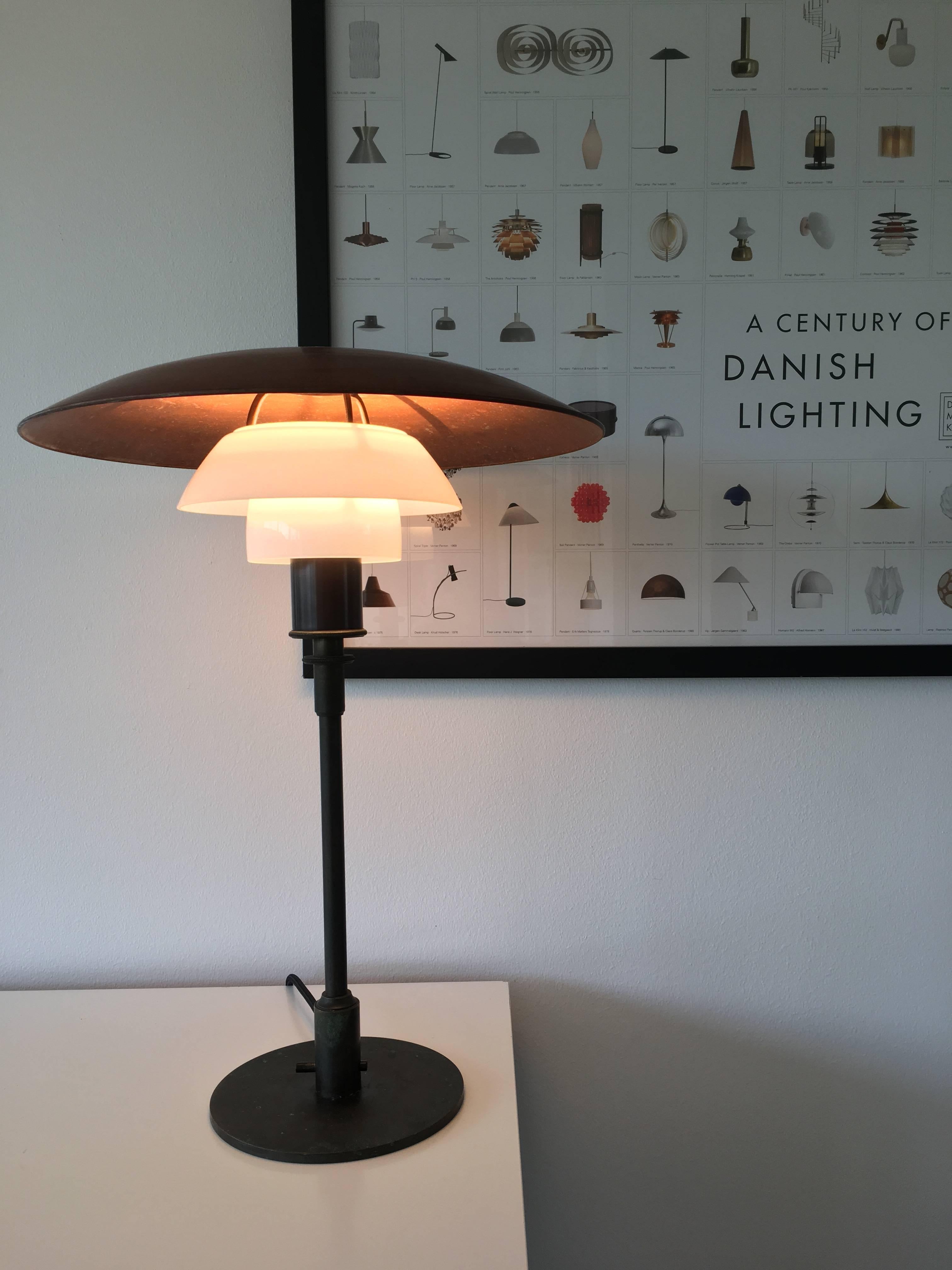 Poul Henningsen Ph 4/3 Table Lamp copper and white  glass shades In Good Condition For Sale In Stenlose, DK