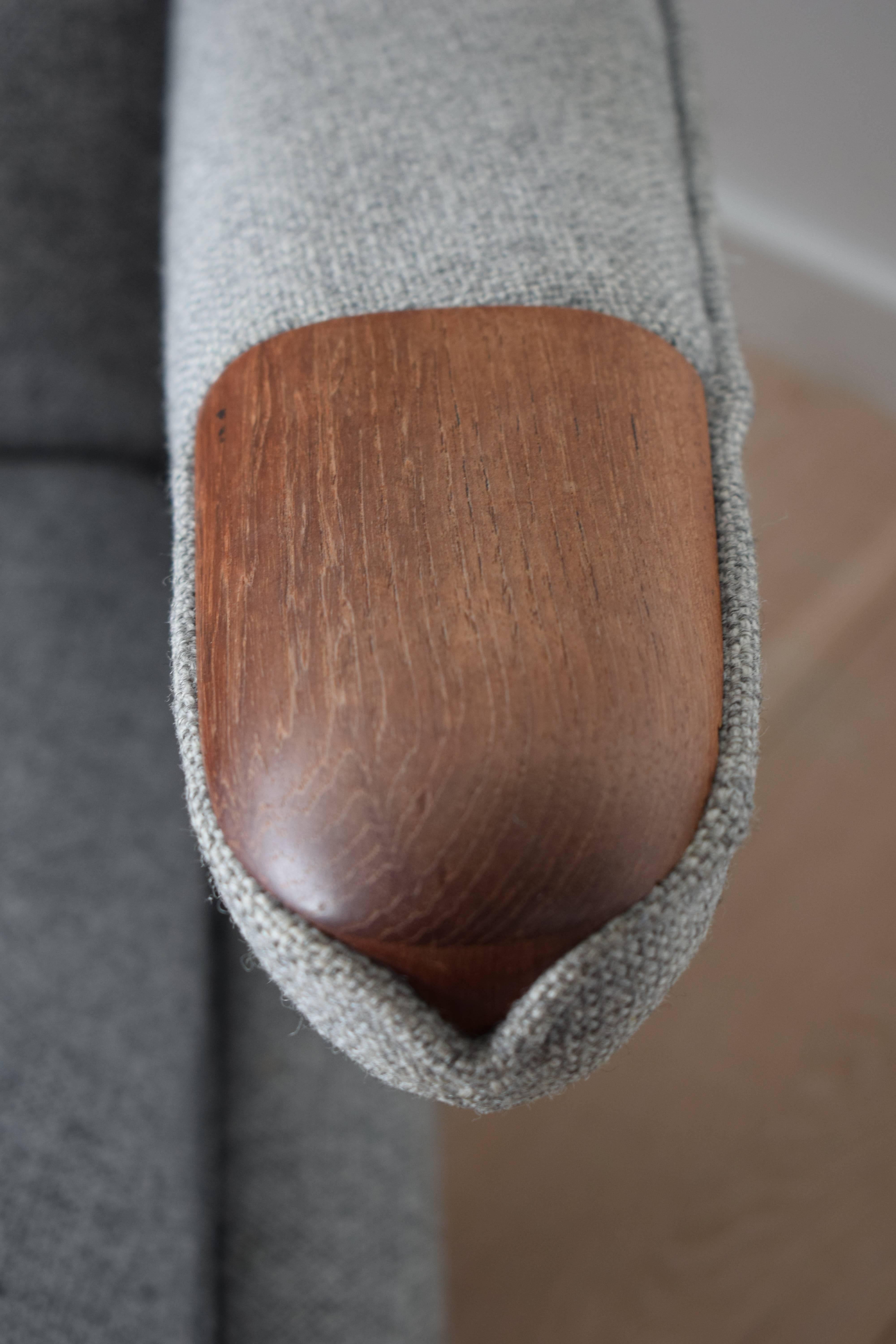 Hans J. Wegner papa bear chair model AP19.
Teak nails, oak legs, upholstered in grey wool fabric.
Very good condition.