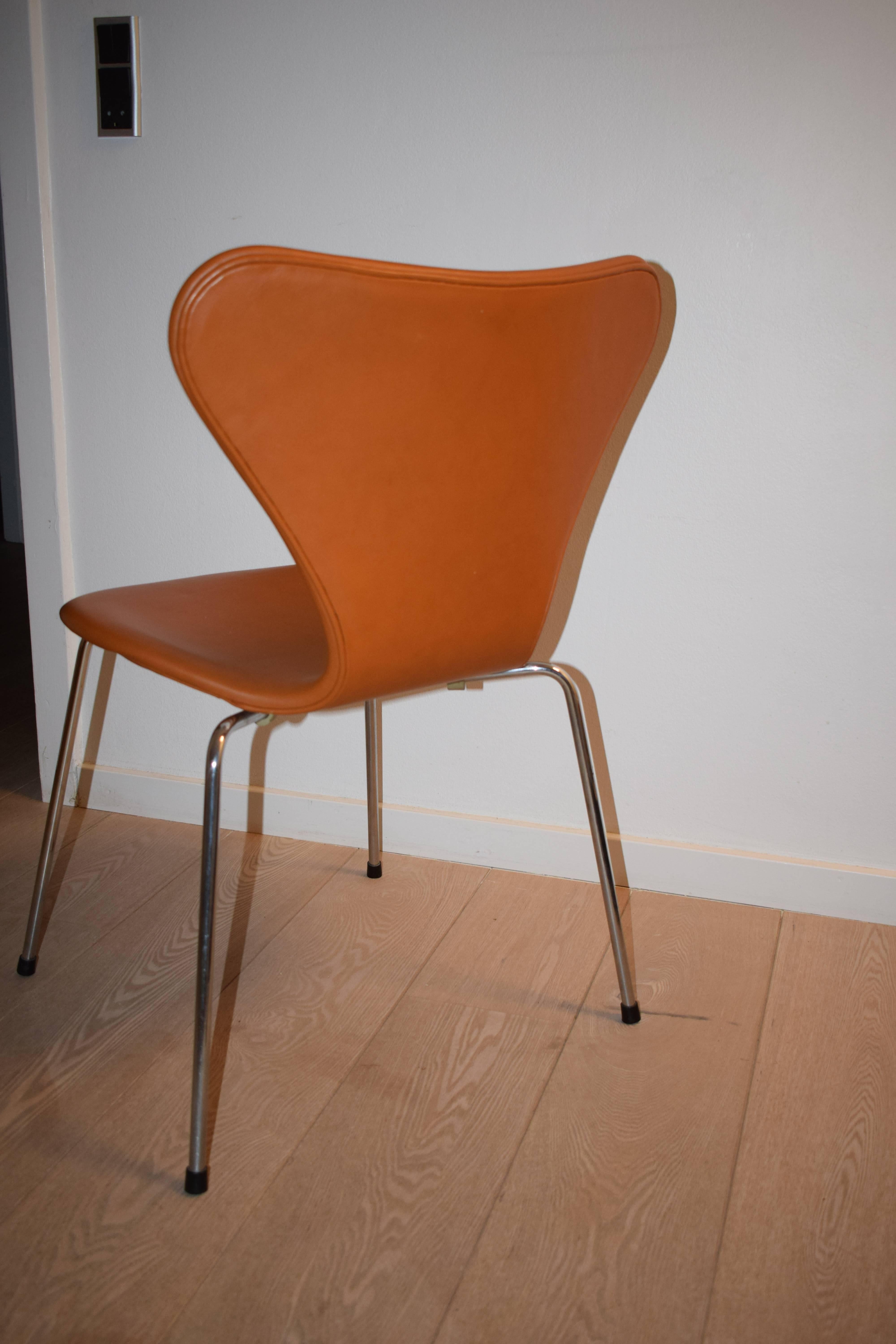 A set of six chairs, model 3107, designed by Arne Jacobsen in 1955 and manufactured by Fritz Hansen. The chairs is upholstered in Classic cognac colored leather.