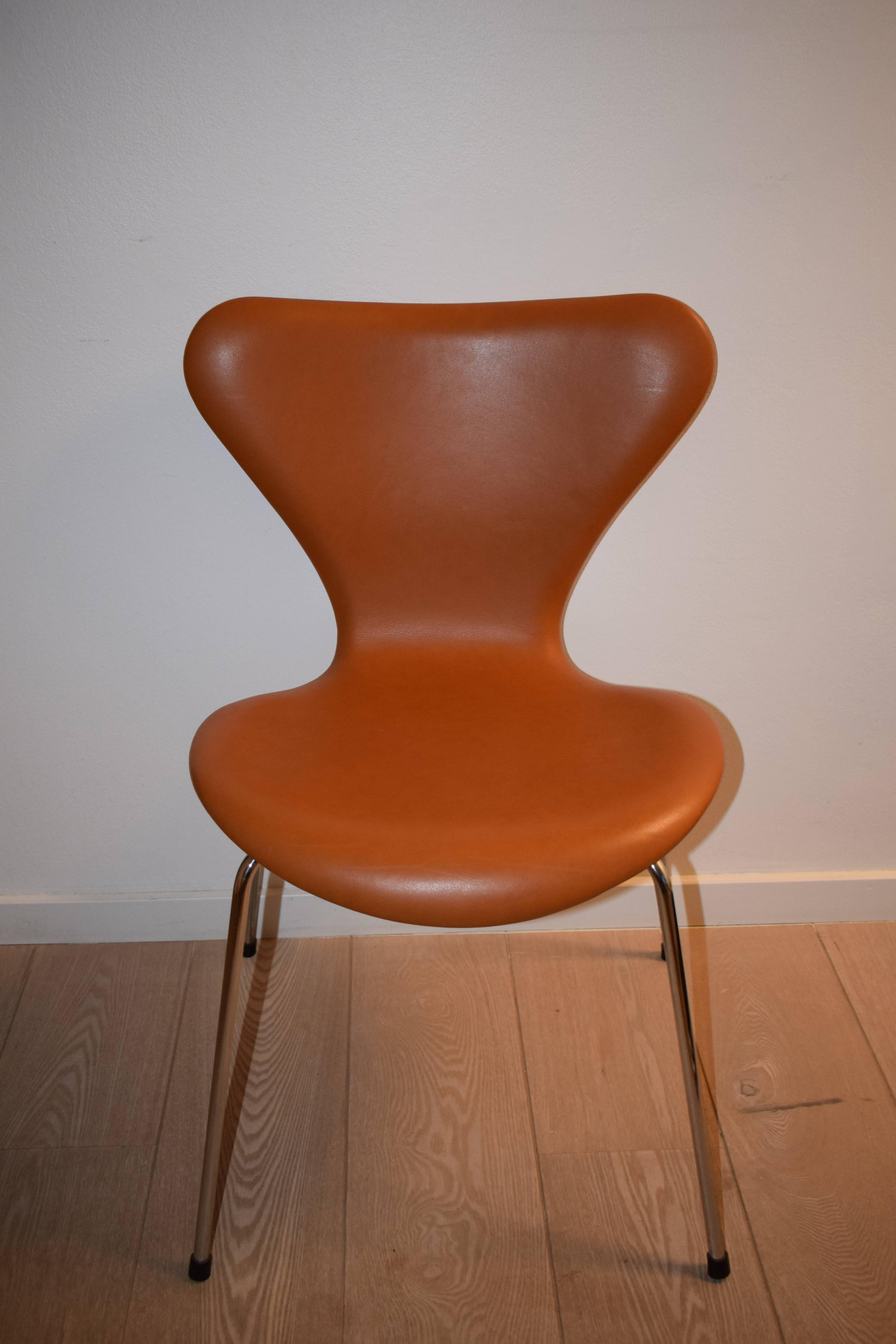 Scandinavian Modern Arne Jacobsen Model 3107, Set of Six Chairs Brown leather For Sale