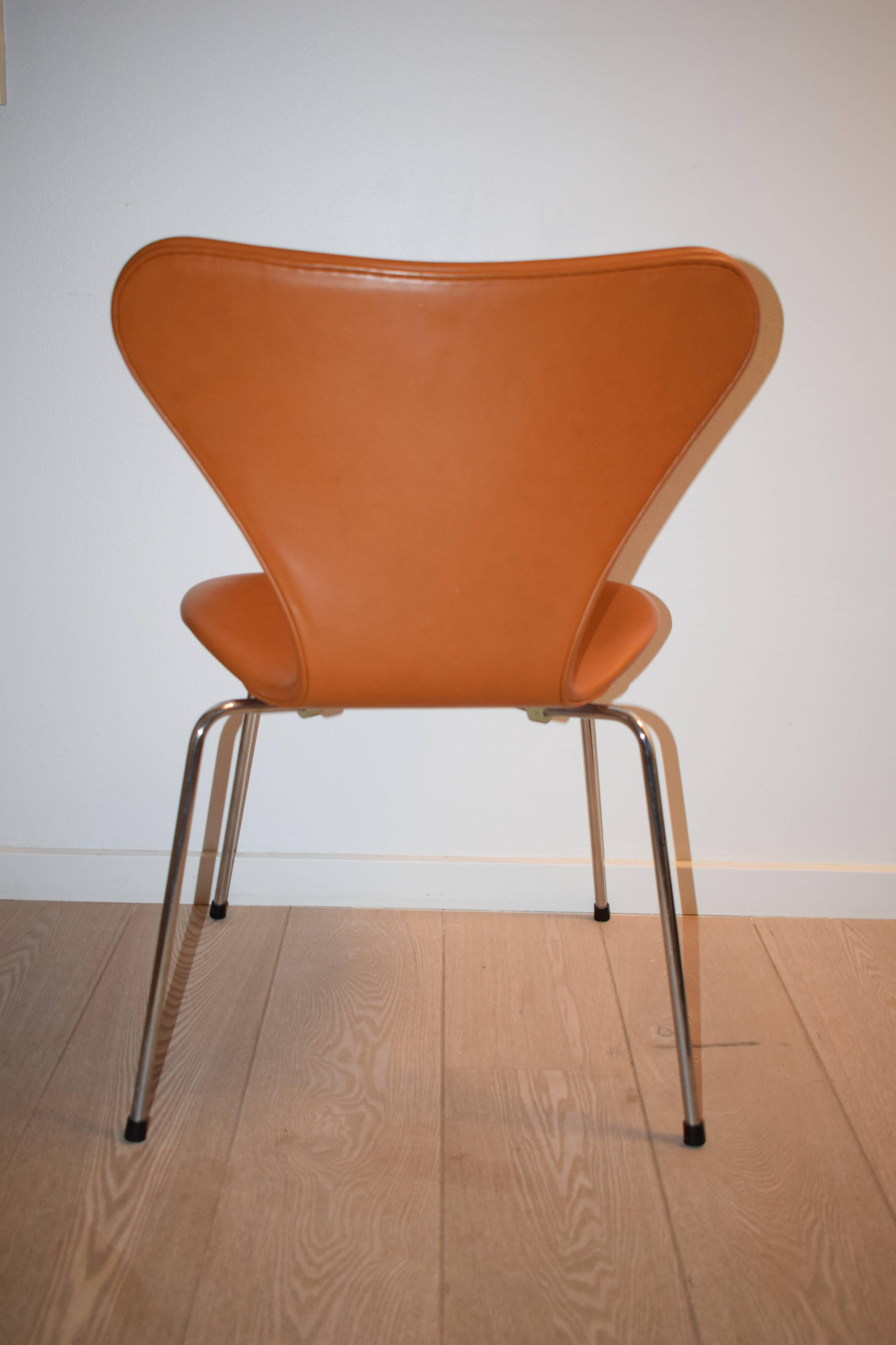 Danish Arne Jacobsen Model 3107, Set of Six Chairs Brown leather For Sale