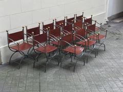 Ensemble de huit fauteuils de salle à manger en fer forgé, laiton et cuir