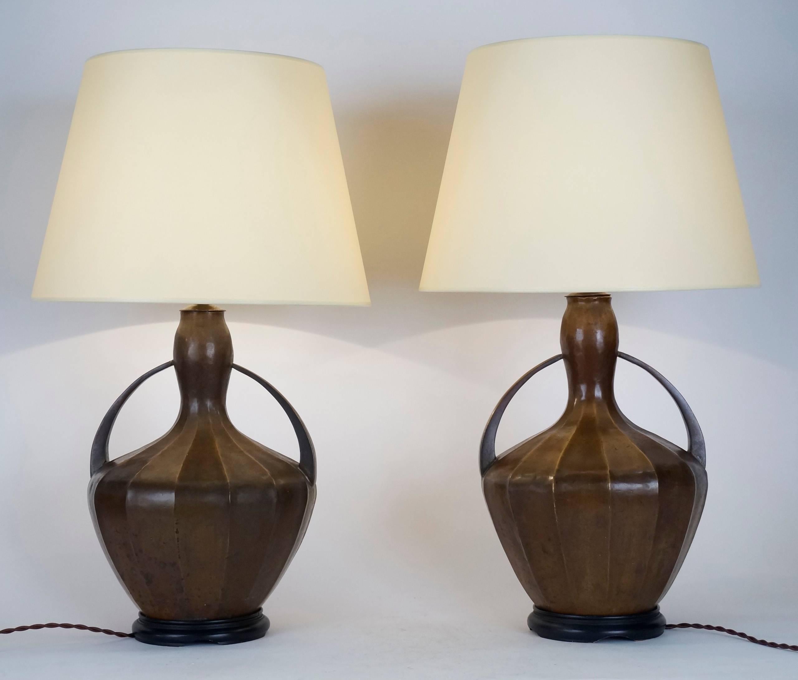 Pair of sheen brass table lamps on black-wood bases, custom-made fabric lampshade, rewired with twisted silk cord.
US standard plug on request.
Measures: Brass body height : 34 cm - 13.4 in.
Height with lampshade: 58 cm - 22.8 in.