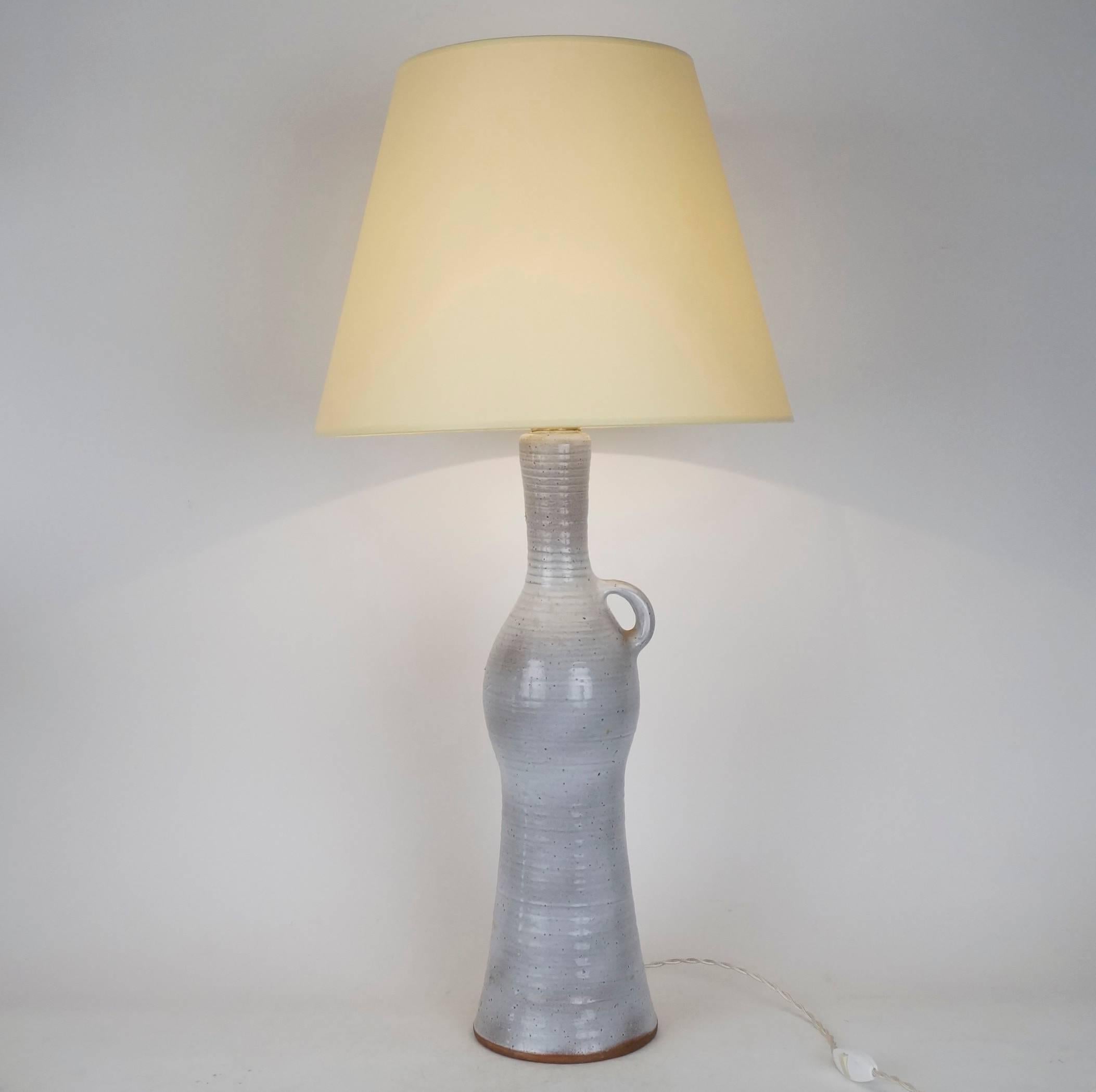 Enamelled ceramic table lamp by Jeanne & Norbert Pierlot (1919-1979) sculptor ceramist founder of the ceramic factory Chateau de Ratilly.
Custom-made fabric lampshades.
Rewired with twisted silk cord.
US standard plug on request.

Ceramic: 47