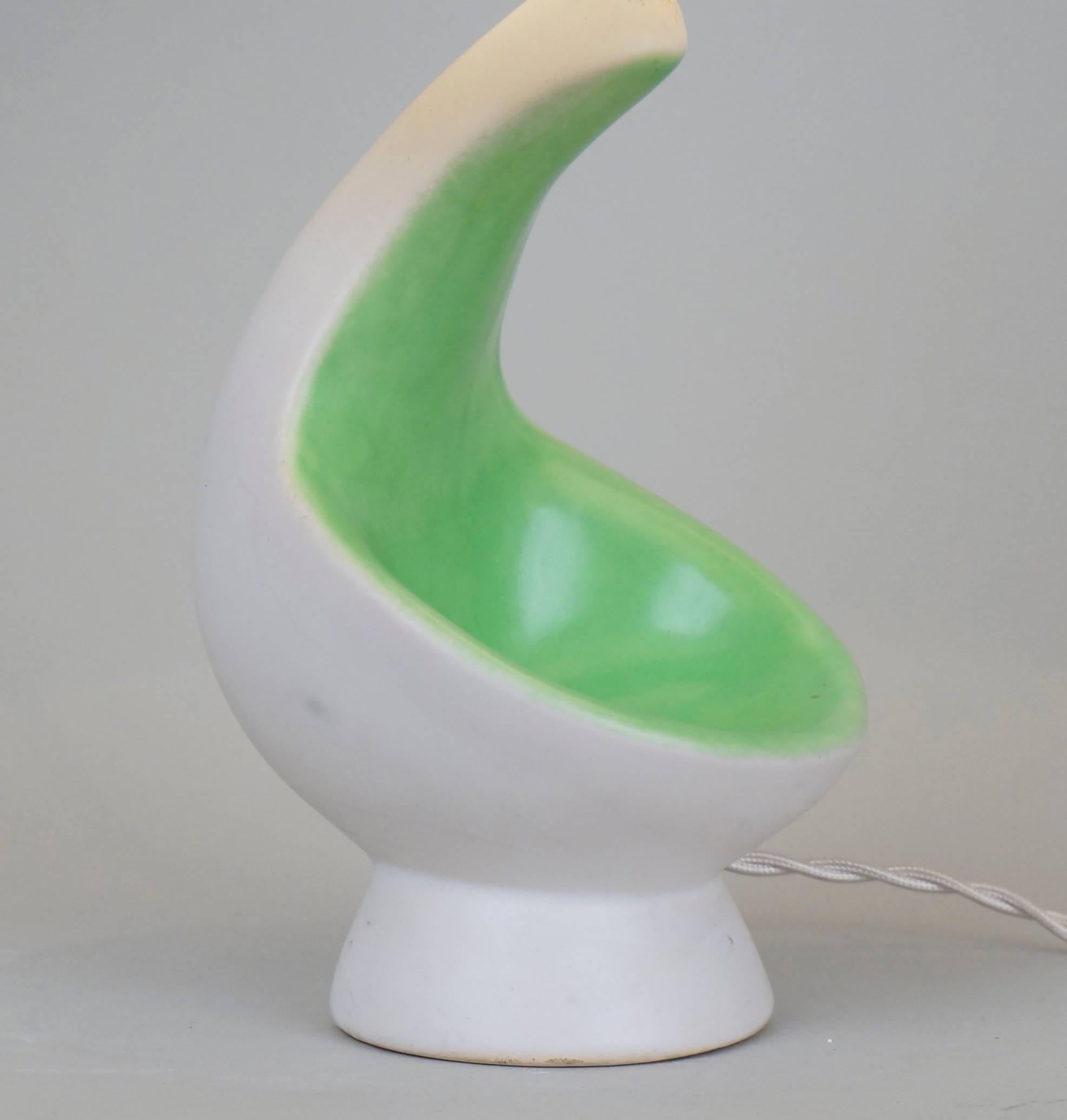 1970, White and Green Ceramic Table Lamp In Good Condition For Sale In Paris, FR