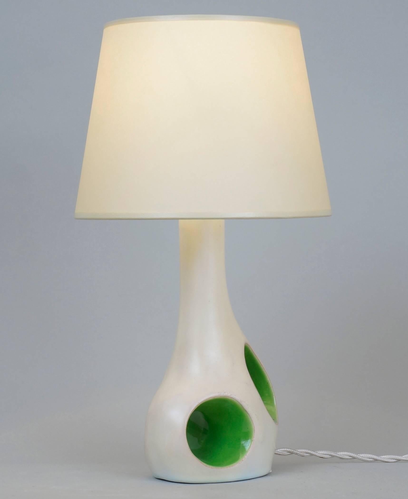 French 1970 White and Green Ceramic Table Lamp For Sale