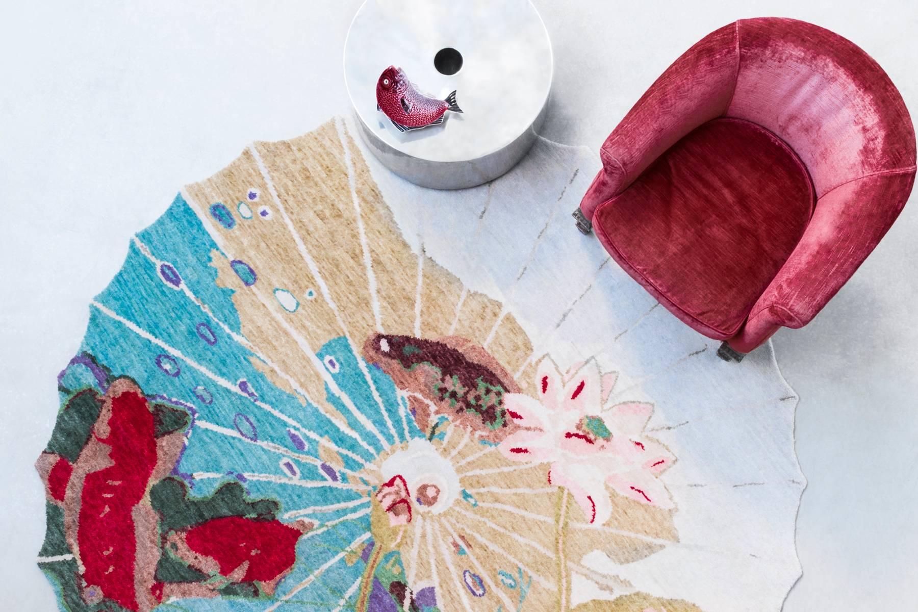 Ike e Koi, in Japanese language respectively ‘pond’ and ‘carp’ are two pure wool carpets in the shape of old Chinese paper umbrellas made in India by the best artisans. The project is the result of a trip to Asia and of the study of ancient Japanese