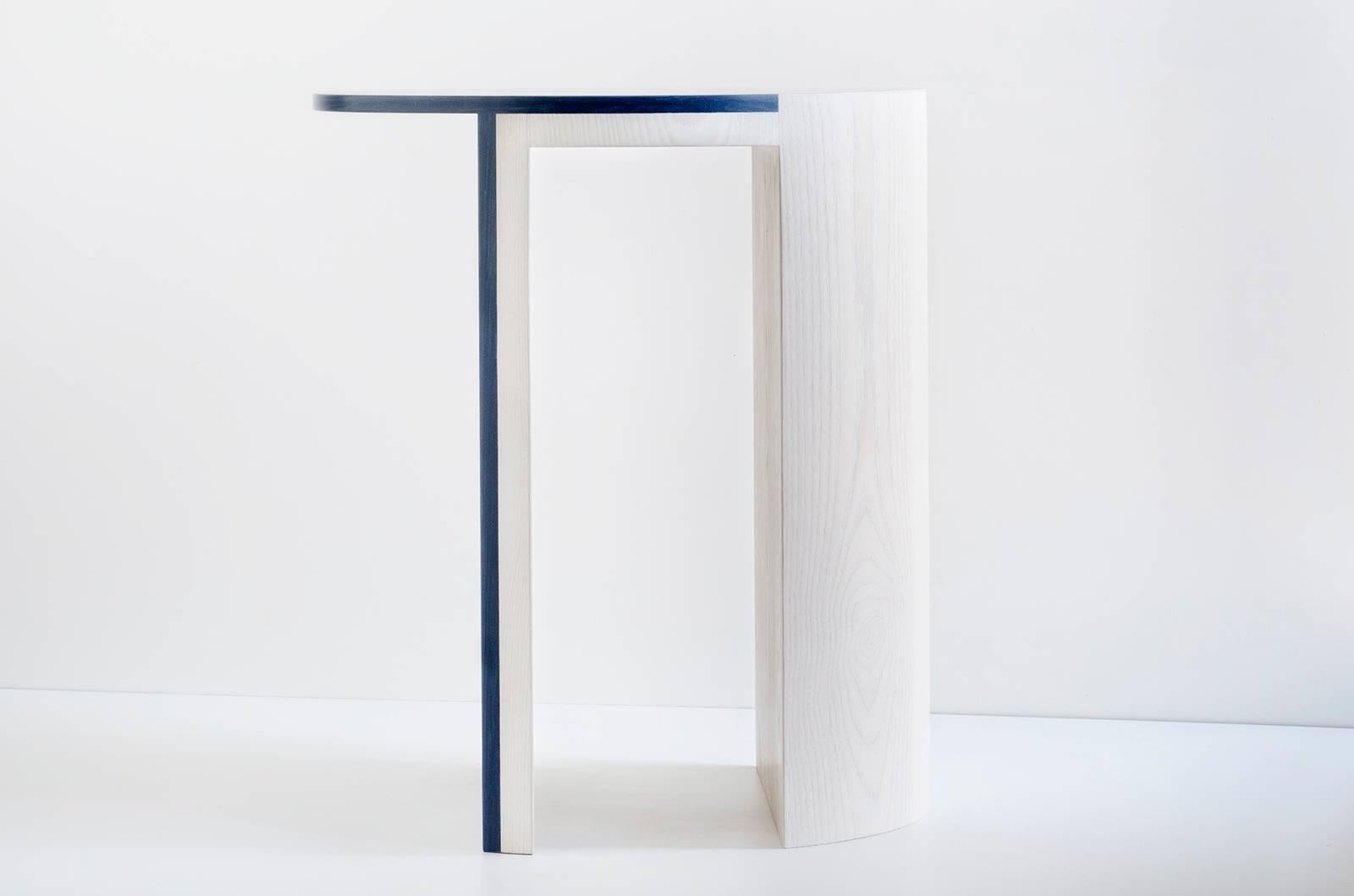 Gibbous Blue and White Side Table by Robert Sukrachand, Made in USA (Sonstiges) im Angebot