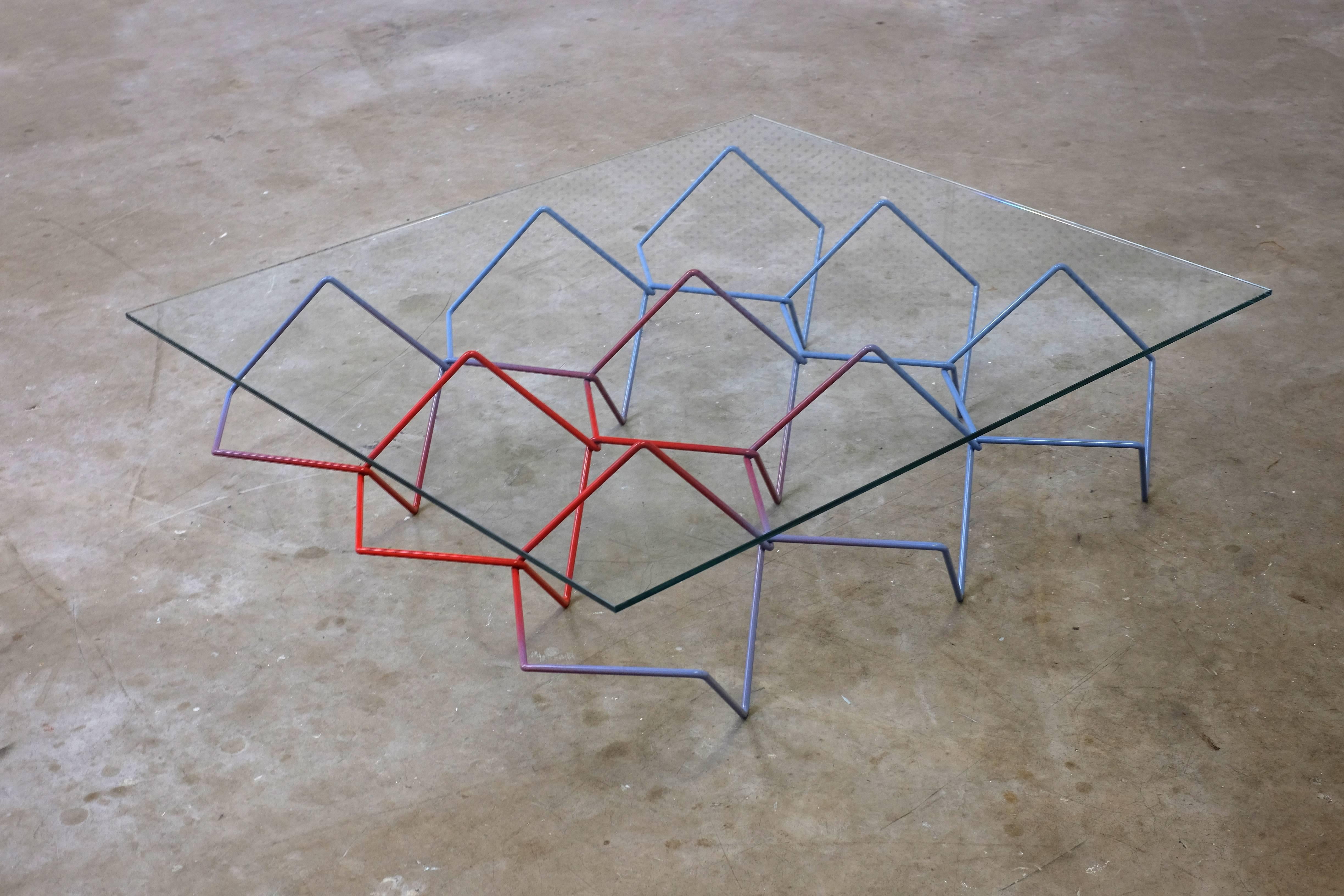 The Seismic coffee table was inspired by the movement and vibrations that occur in an earthquake. Three-dimensional bent and woven metal wires create a strong and dynamic structure. A range of rhythmic and geometric patterns can be discovered, when