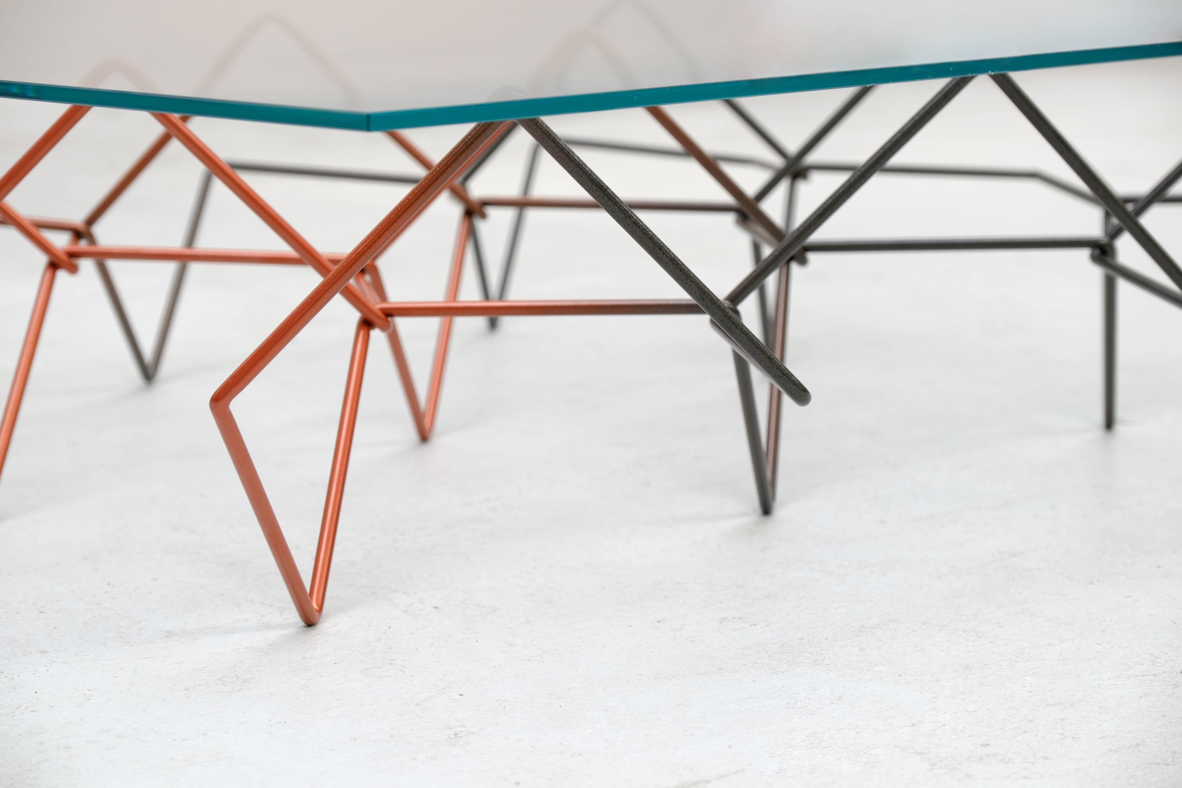 The Seismic coffee table was inspired by the movement and vibrations that occur in an earthquake. Three-dimensional bent and woven metal wires create a strong and dynamic structure. A range of rhythmic and geometric patterns can be discovered, when