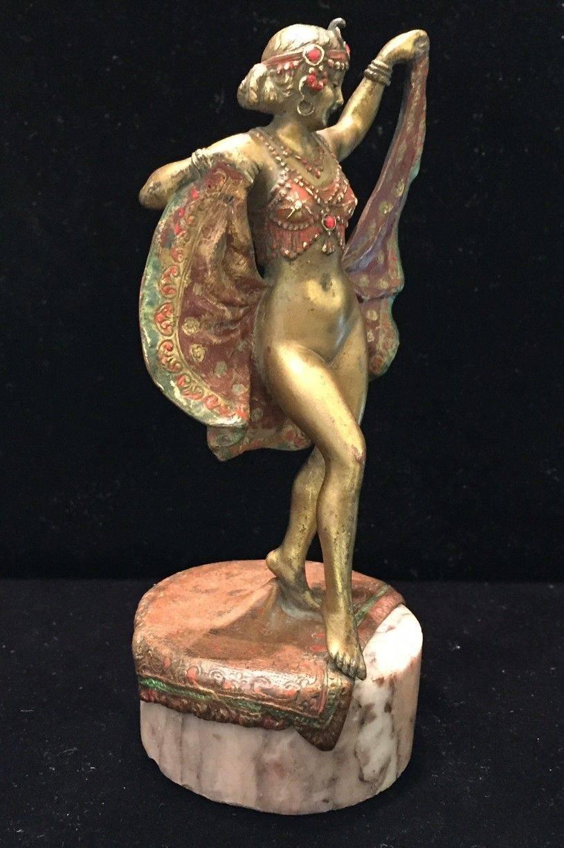 Diese provokante Bronzestatuette in Schreibtischgröße zeigt eine halbnackte orientalische Tänzerin in einer sinnlichen, eher freizügigen Pose, die in bester Jugendstiltradition der weltberühmten Wiener Gießerei von Franz Xavier Bergman aus