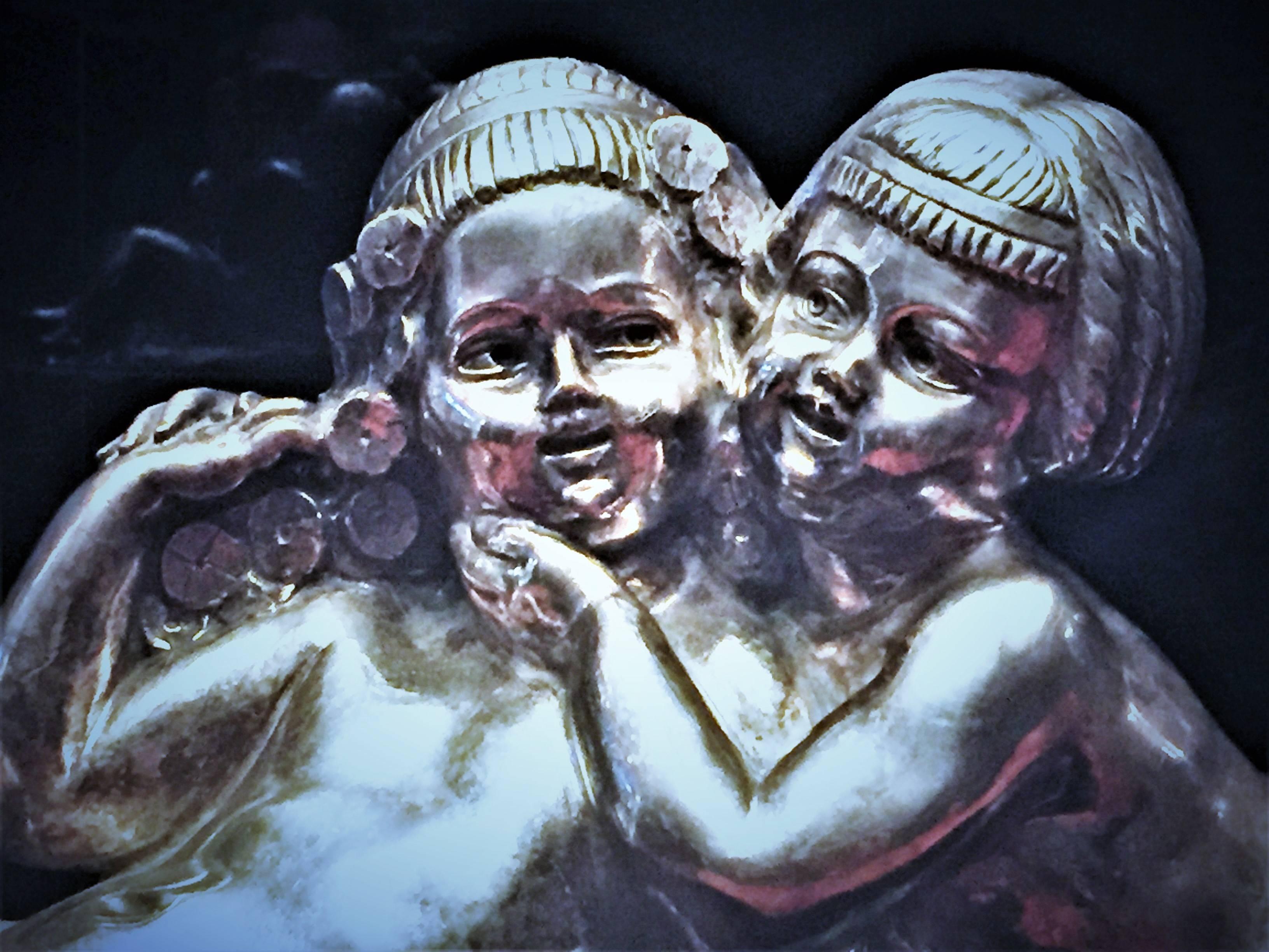 Groupe sculptural Art Déco en bronze argenté avec deux figures féminines putti allongées dans une étreinte, entourées de fleurs et de filigranes. La sculpture a une belle finition argentée, et repose sur la base originale en marbre rouge. Signé sur