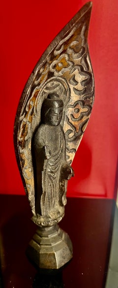Buda de pie japonés de bronce del periodo Momoyama con aureola, finales del siglo XVI – siglo XVII