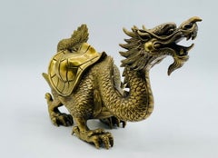 Escultura japonesa de una tortuga con dragón, de bronce dorado y patinada, circa 1900-1920