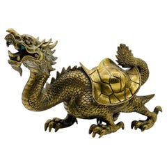 Escultura japonesa de una tortuga con dragón, de bronce dorado y patinada, circa 1900-1920