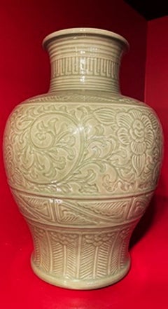 Monumentale chinesische Longquan-Seladon-Vase aus der Ming-Dynastie mit Chrysanthemen-Relief