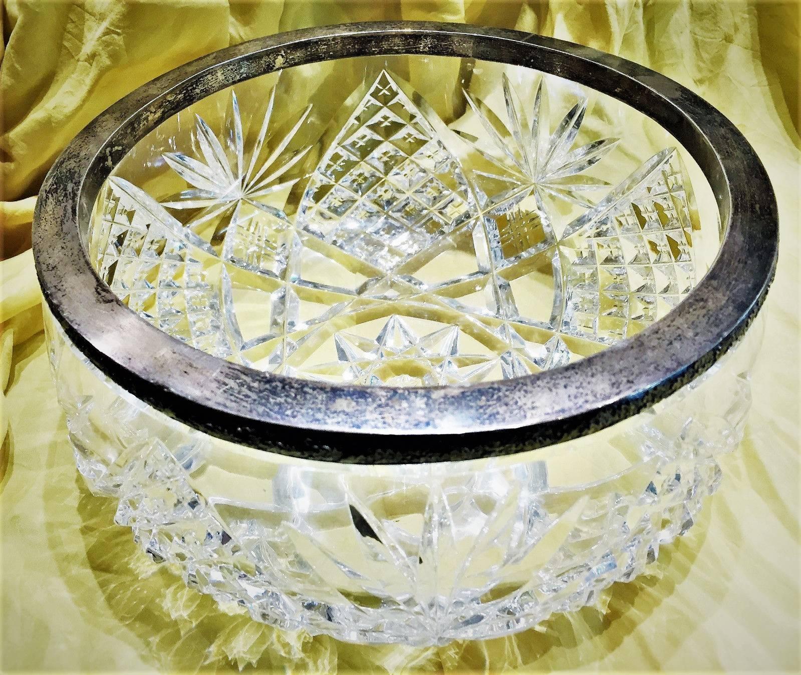 Un bol de service circulaire classique russe, en argent et en cristal taillé à la main, de dimensions inhabituellement grandes, fabriqué à Moscou, vers 1945. Le bord en argent présente un motif répété de feuilles de chêne et est poinçonné 