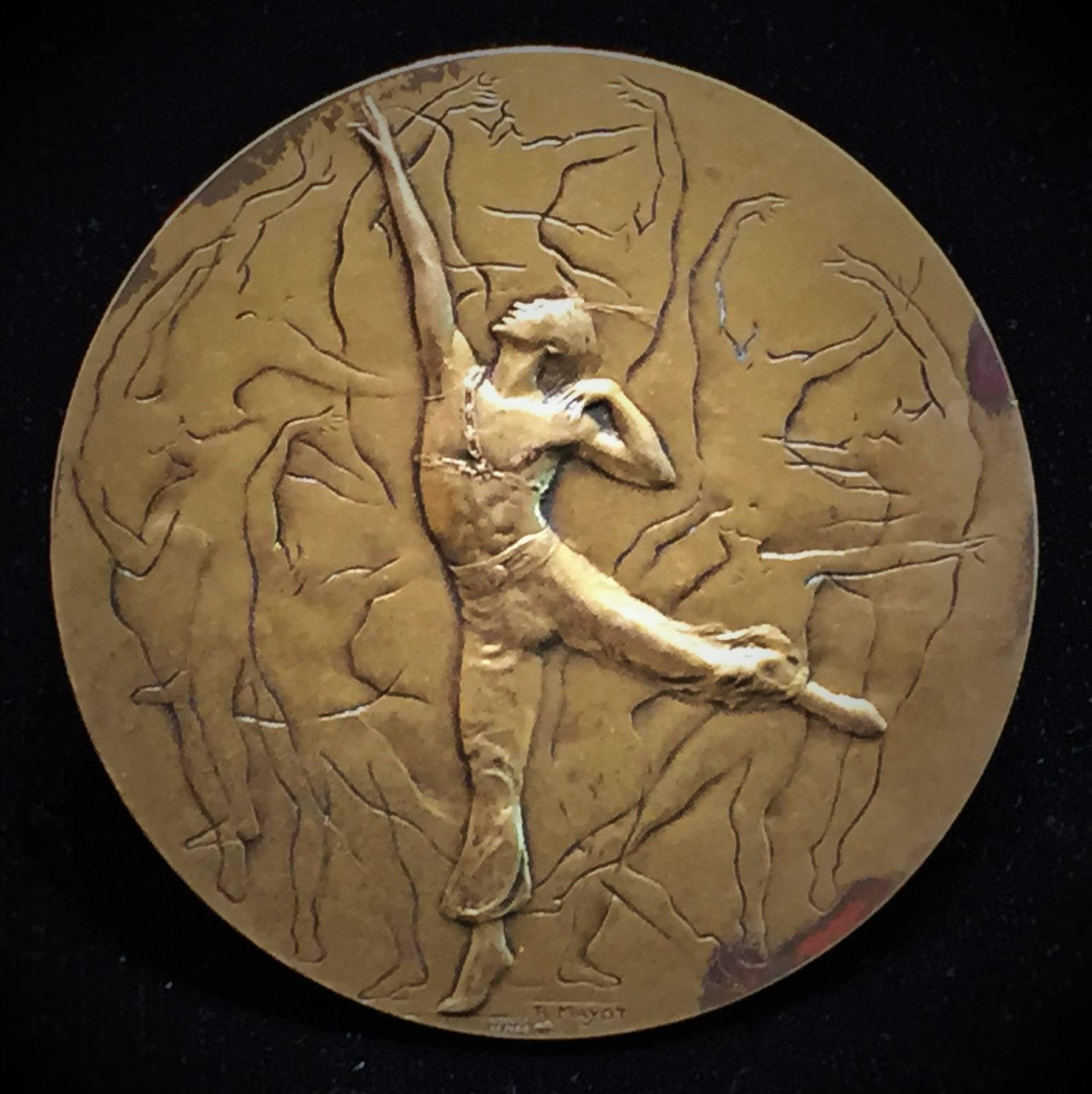 This beautiful French commemorative bronze medal was created in 1996 by the world-famous 