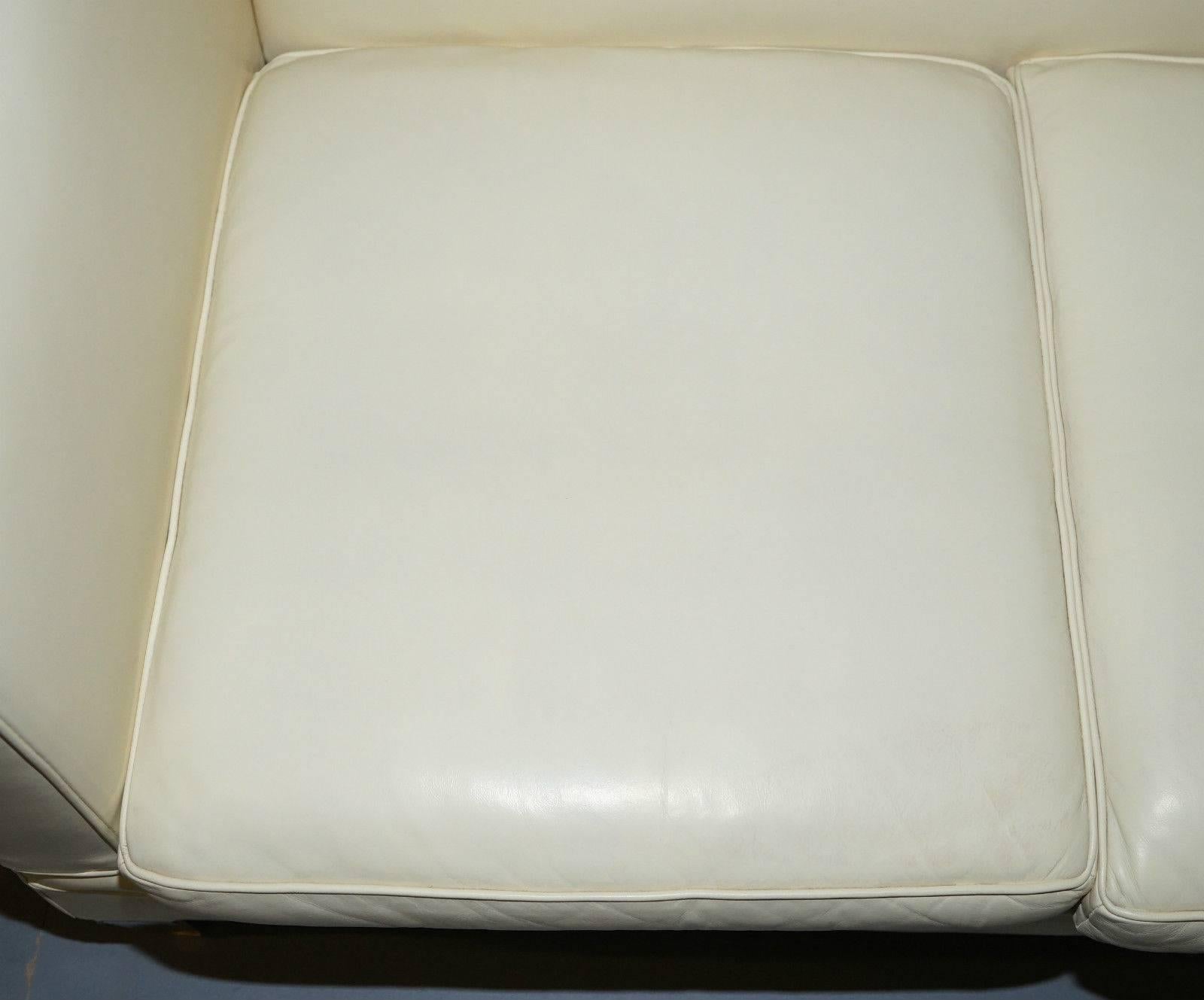 Vollständig restaurierte Ralph Lauren Brompton Dreisitzer-Sofa, cremefarbenes Leder, Couch (Handgeschnitzt) im Angebot