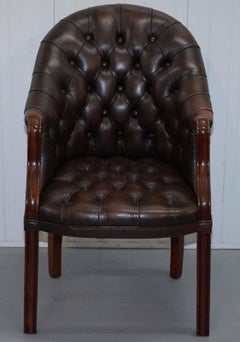 Pareja de sillones Bevan Funnell Chesterfield Principle de cuero marrón