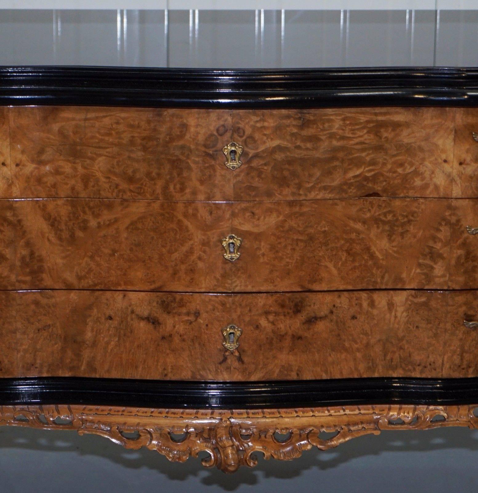 20th Century Stunning Italian Walnut Serpentine Fronted Glass Topped Large Chest of Drawers