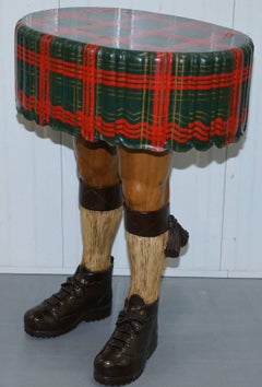 Rarísima y deseable mesa escocesa para falda escocesa tallada a mano en madera maciza de tiburón
