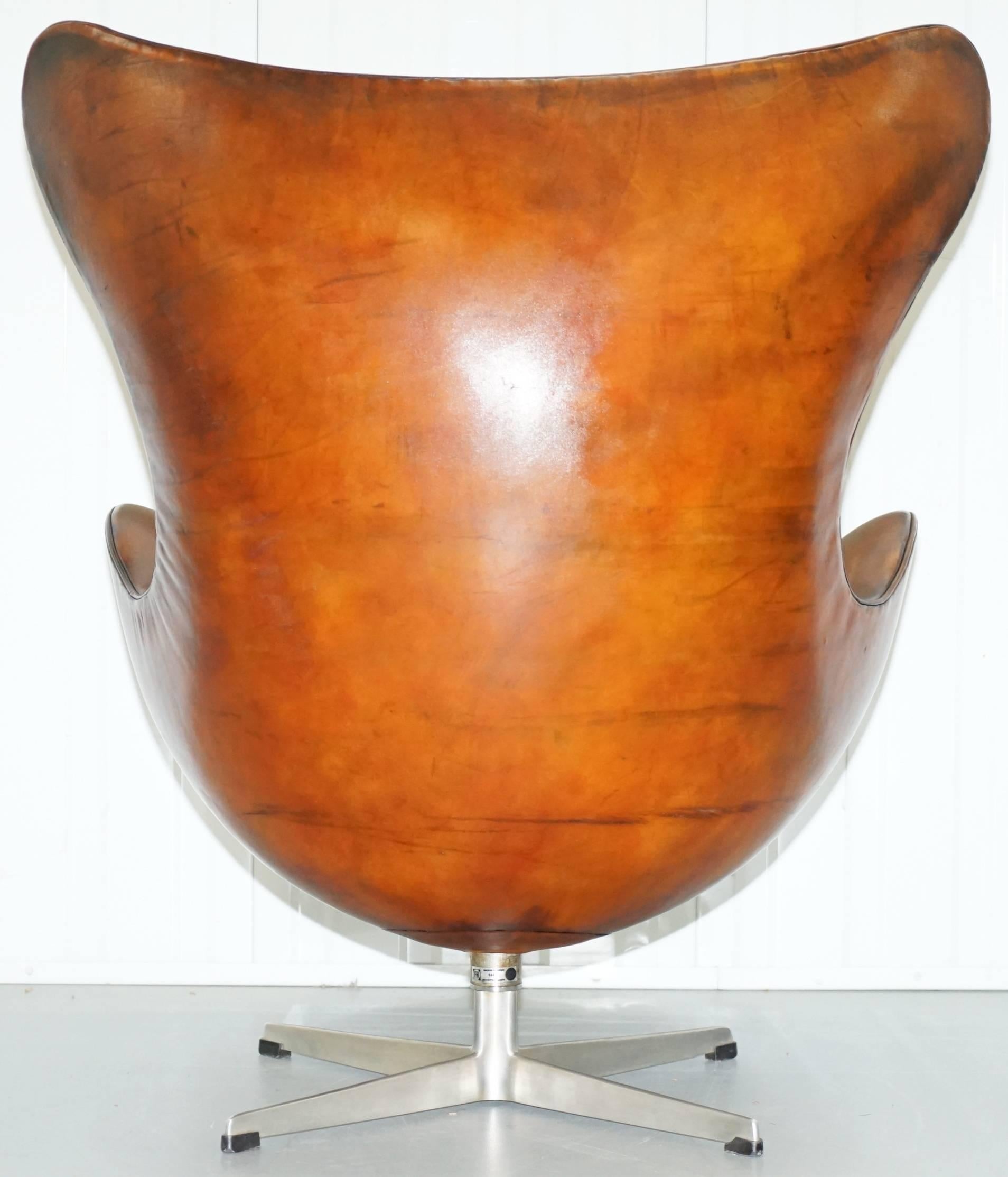 Original Stamped Fritz Hansen Egg Chair Arne Jacobsen Vintage Brown Leather In Excellent Condition In West Sussex, Pulborough