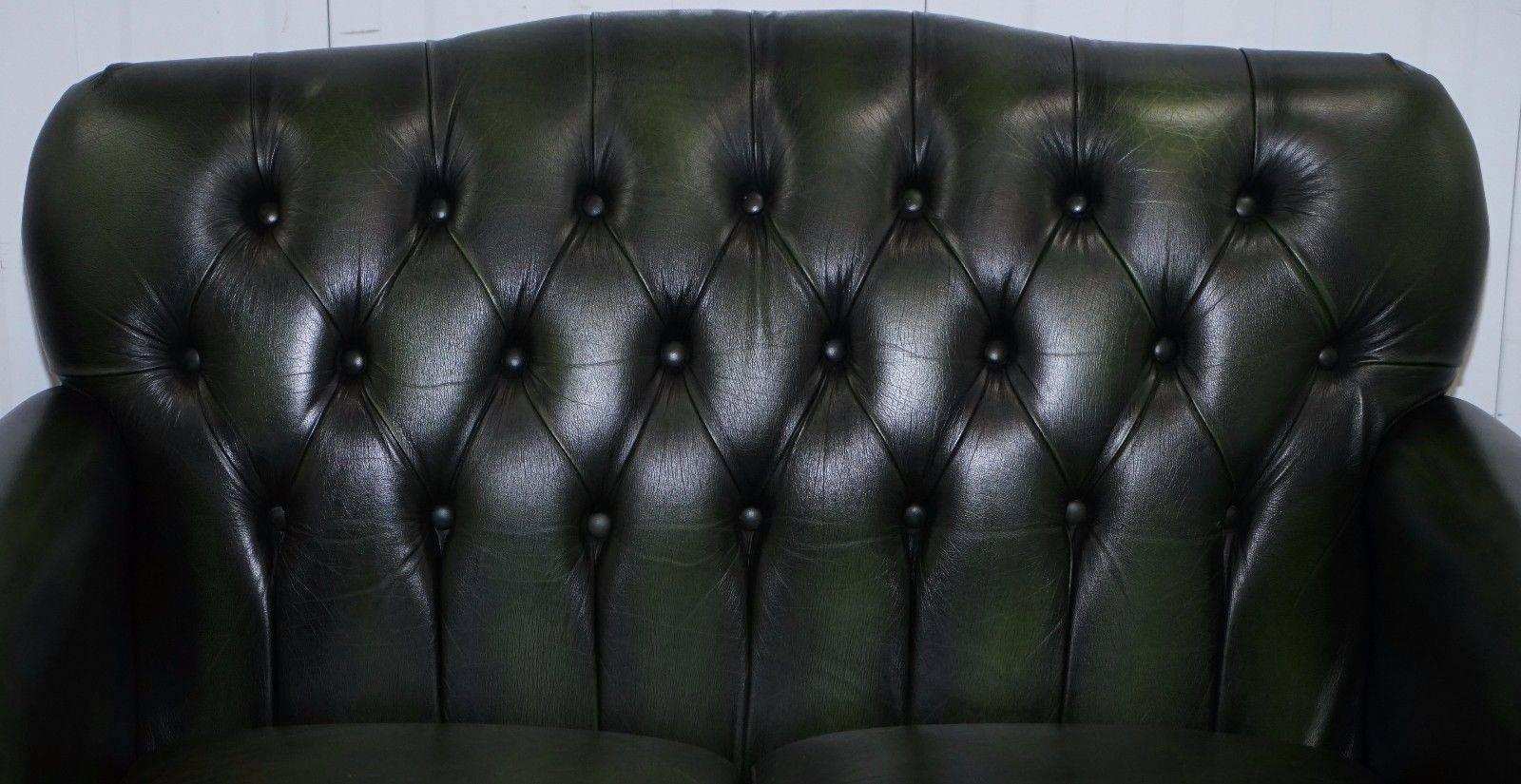 Hand-Crafted Pair of Green Leather Chesterfield Two-Seat Sofas Thomas Lloyd