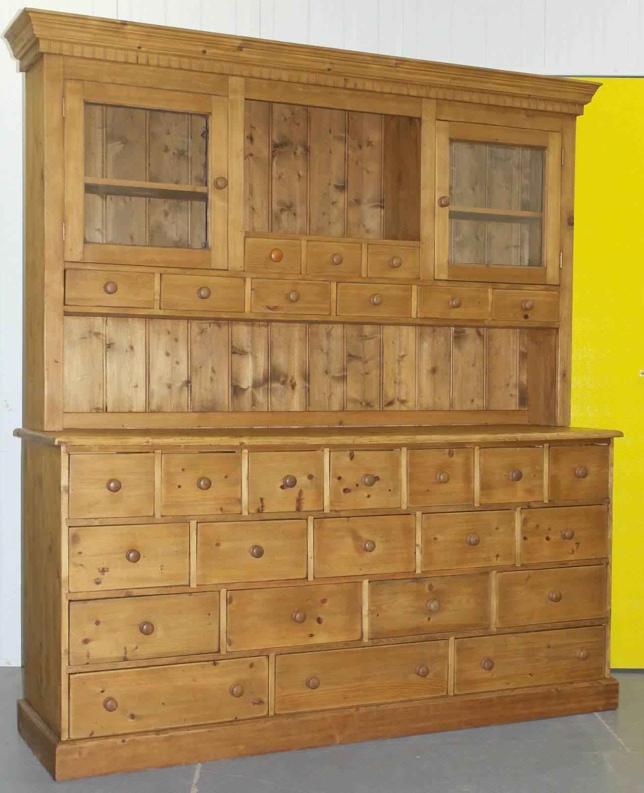 We are delighted to offer for auction this stunning antique solid pine Merchants bank of drawers / welsh dresser
 
It's very rare to find these with the original tops, in the 1950s everyone was destroying them and keeping the bases to use as