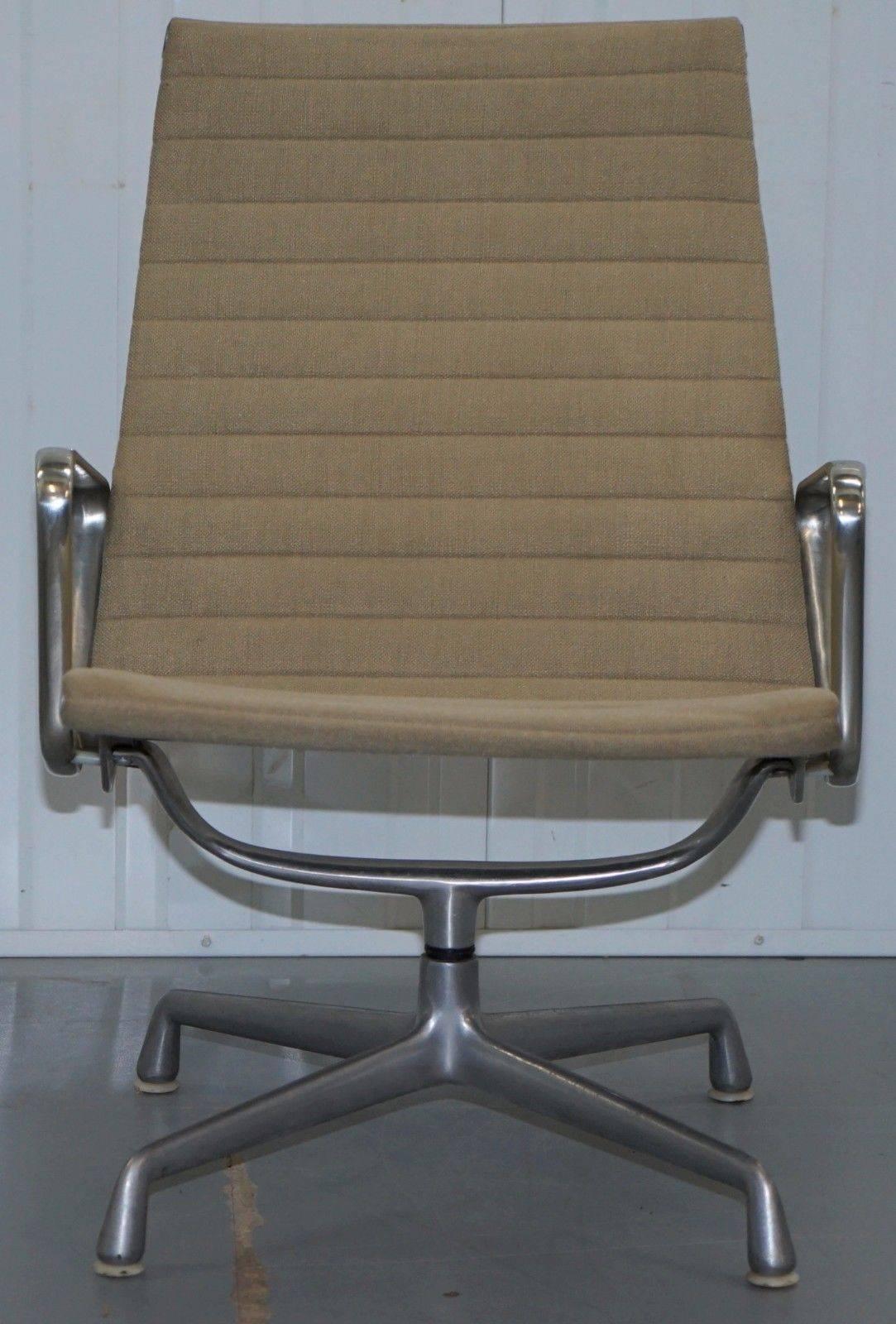Wir freuen uns, eines von drei Exemplaren dieses schönen Vitra Eames für Herman Miller EA116 drehbaren Hopsack Lounge Sessels zum Verkauf anbieten zu können. UVP £2095
 
Der Sessel EA 116 Aluminium Group aus dem Jahr 1958 ist einer der größten