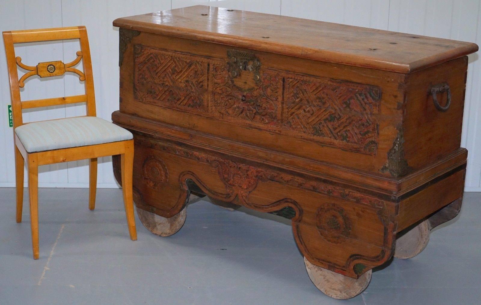 We are delighted to offer for auction this stunning antique Indian traveling trunk or chest on wooden wheels, handmade and painted

A very good looking and functional piece in period antique condition throughout. We have deep cleaned hand