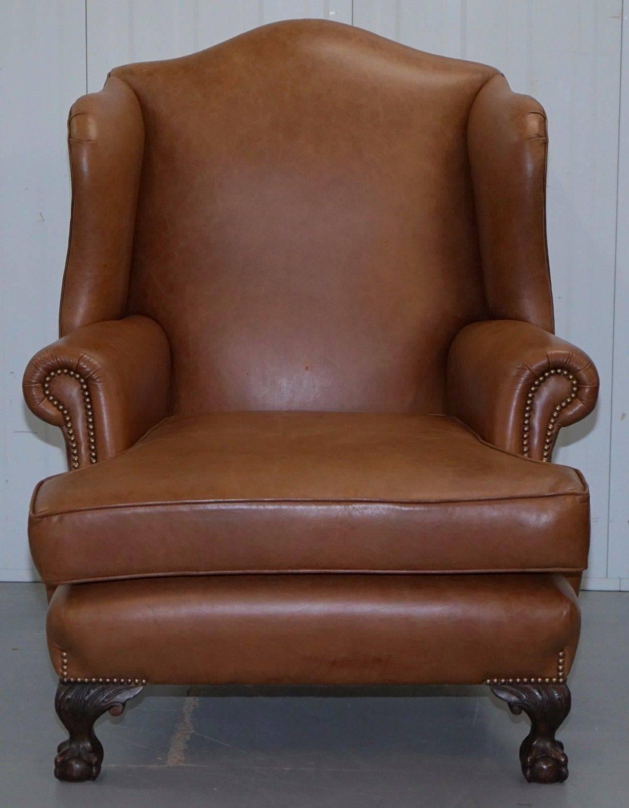 Victorien tardif Paire de fauteuils Wingback en cuir Brown restaurés vers 1860 Pieds Claw and Ball en vente