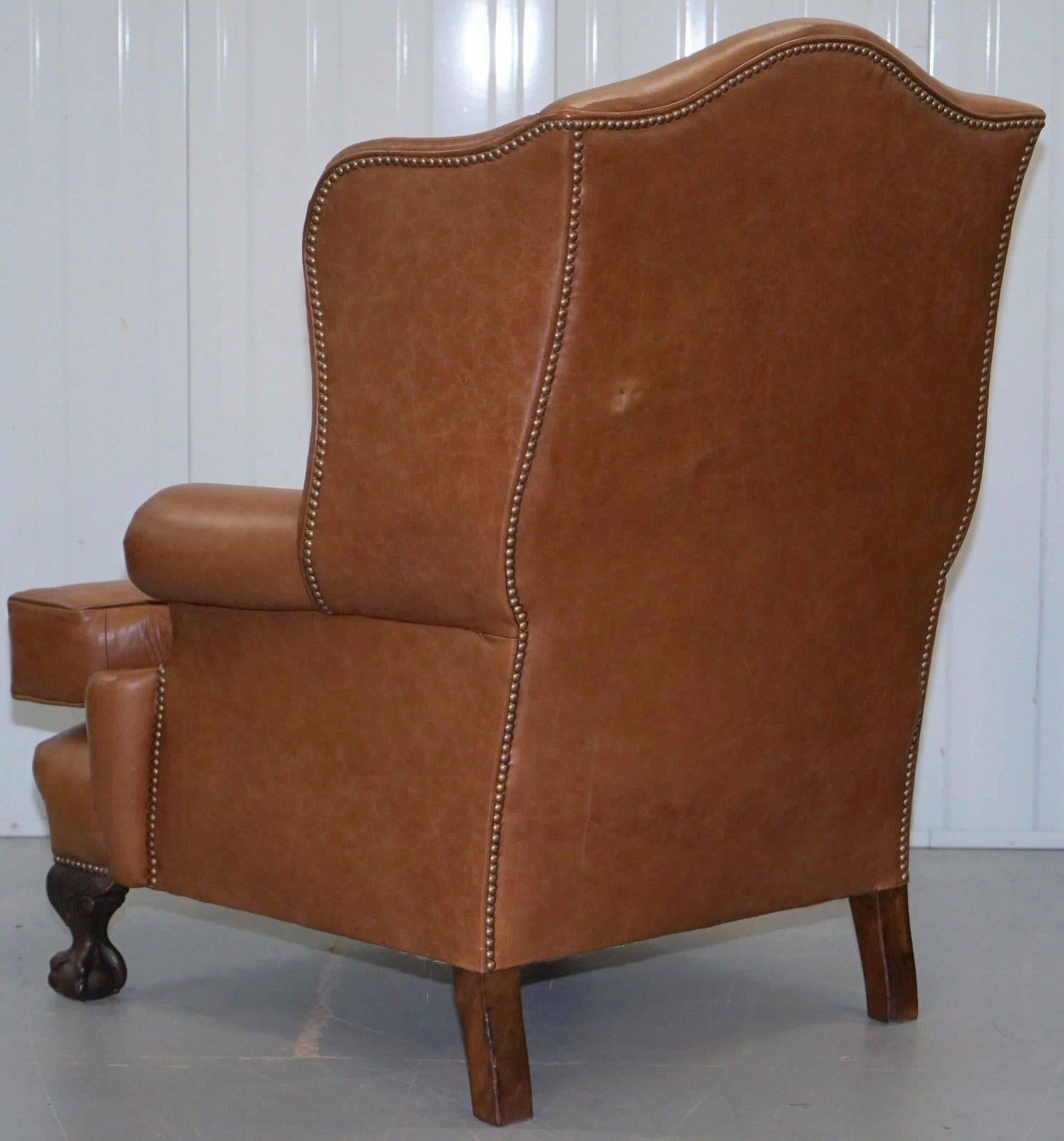 Cuir Paire de fauteuils Wingback en cuir Brown restaurés vers 1860 Pieds Claw and Ball en vente