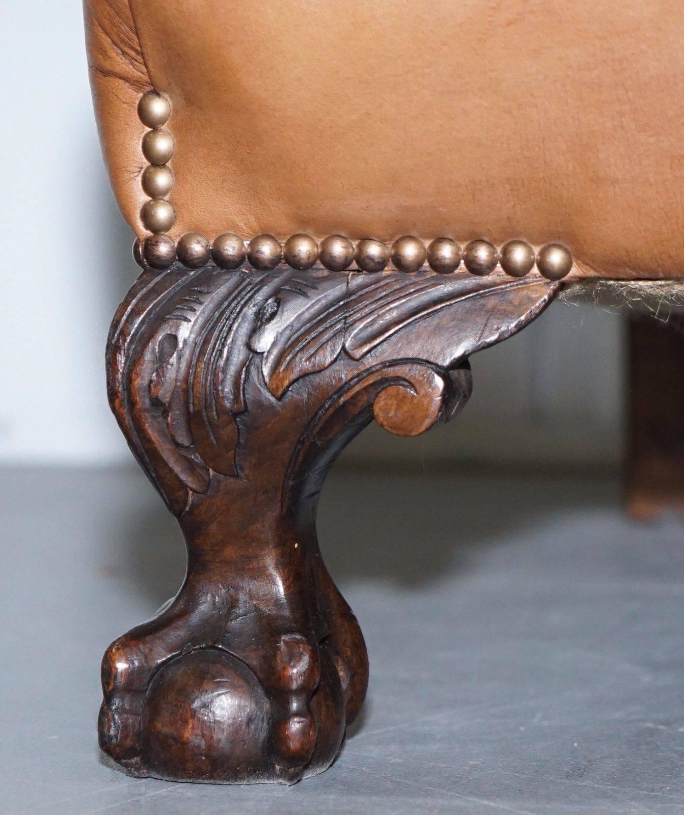 XIXe siècle Paire de fauteuils Wingback en cuir Brown restaurés vers 1860 Pieds Claw and Ball en vente
