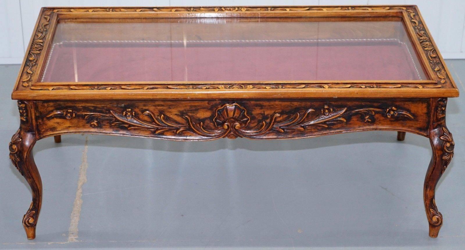 We are delighted to offer for sale this lovely vintage solid carved wood display case coffee table and matching side table with red velvet interior

Great functional pieces that offer lots of storage, just imagine your collection of whatever