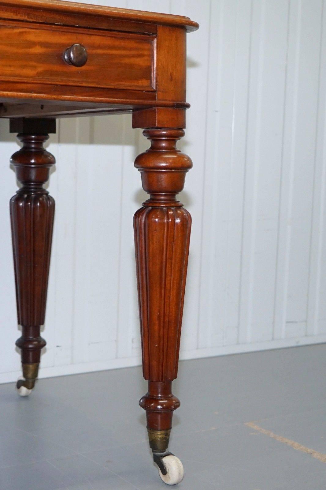 Mid-19th Century Lovely William IV Mahogany Dressing Table with Gillows Inspired Legs, circa 1830