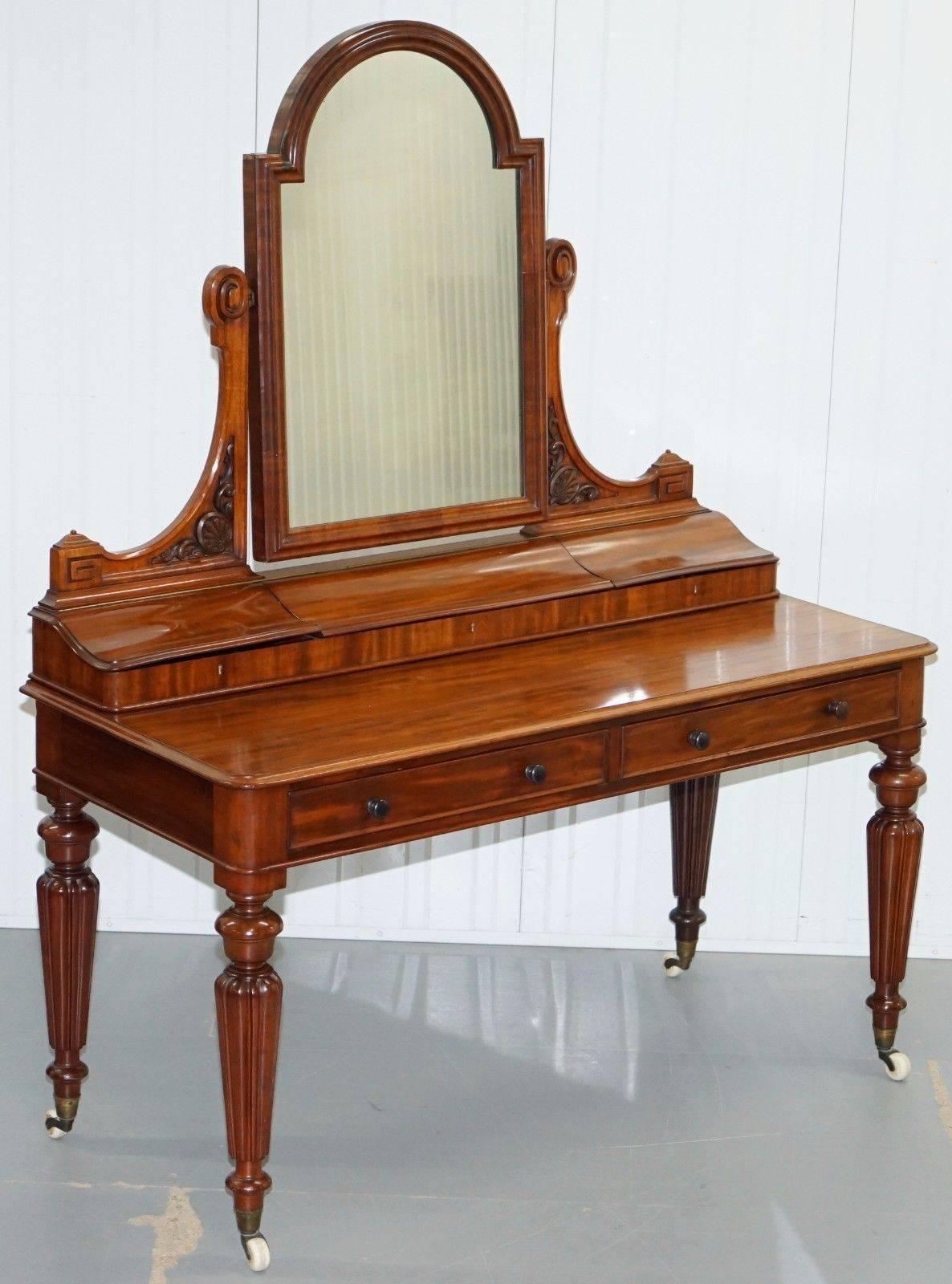 British Lovely William IV Mahogany Dressing Table with Gillows Inspired Legs, circa 1830