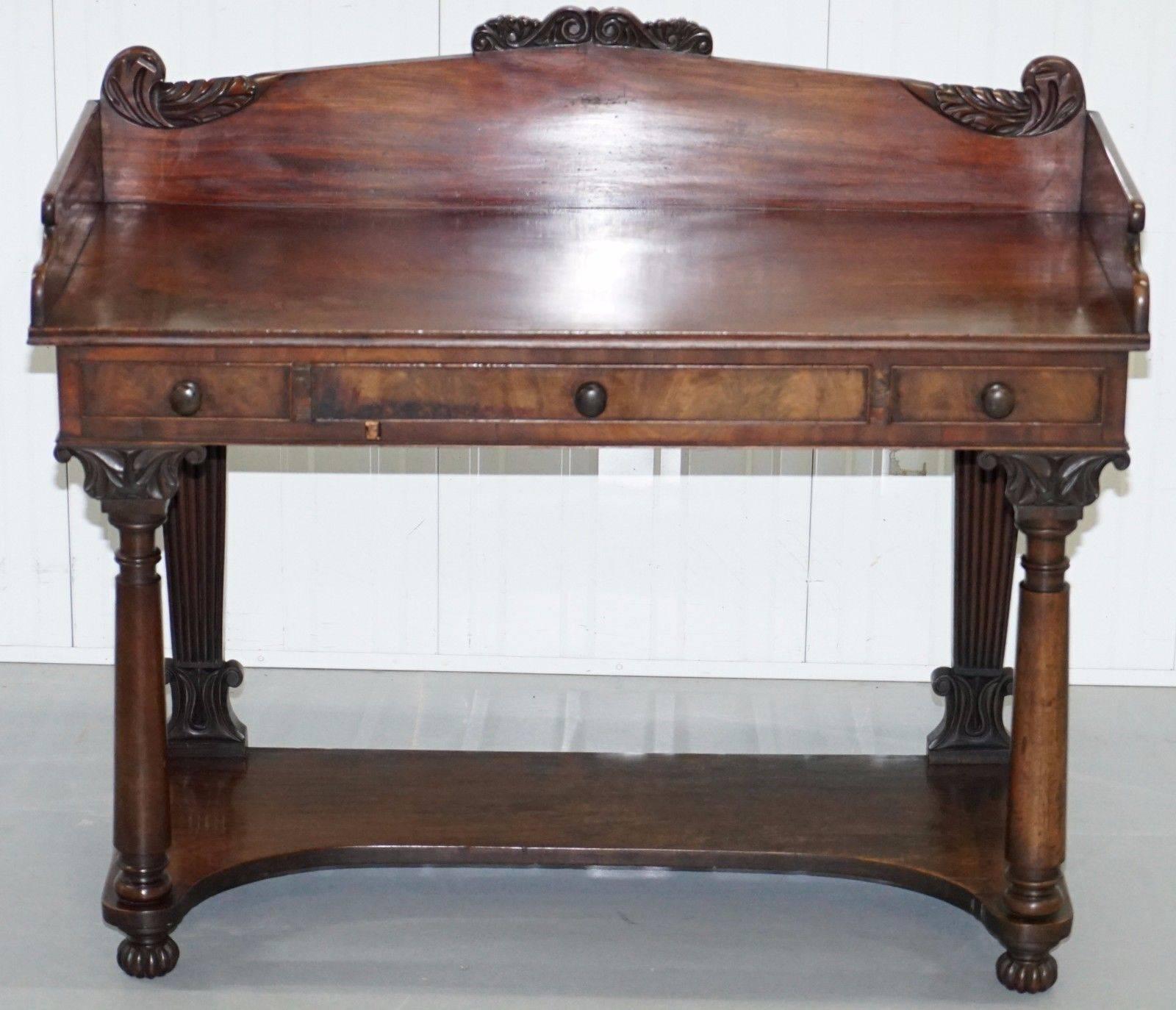 We are delighted to offer for sale this lovely antique Victorian flamed mahogany console writing table or washstand

A good looking and well-made piece, beautifully carved and using choice cuts of premium mahogany, the piece would have been