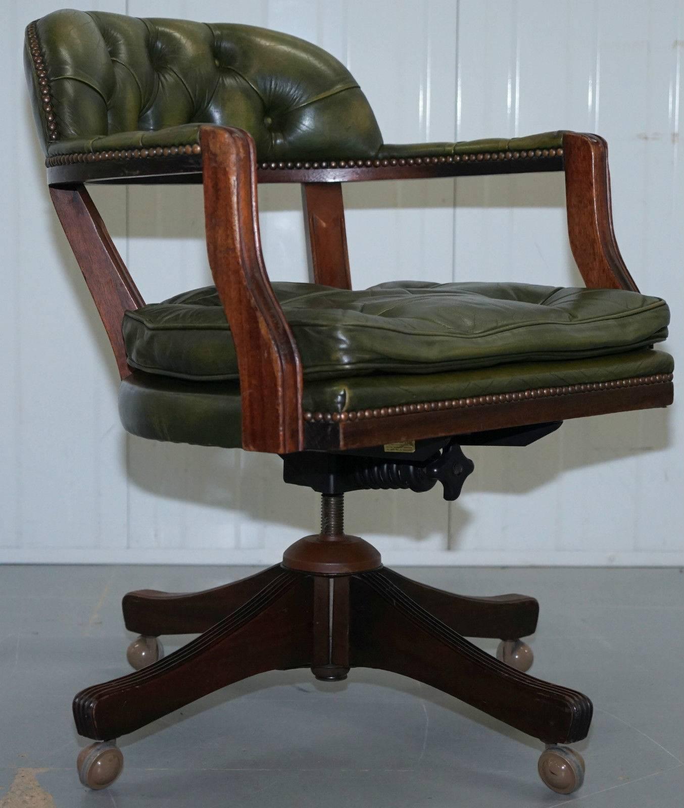 We are delighted to offer for sale this lovely aged green leather Chesterfield Admirals court captain’s chair

These chairs are called court chairs because they little the British court system during the 1960s-1980s

This chair is in lightly
