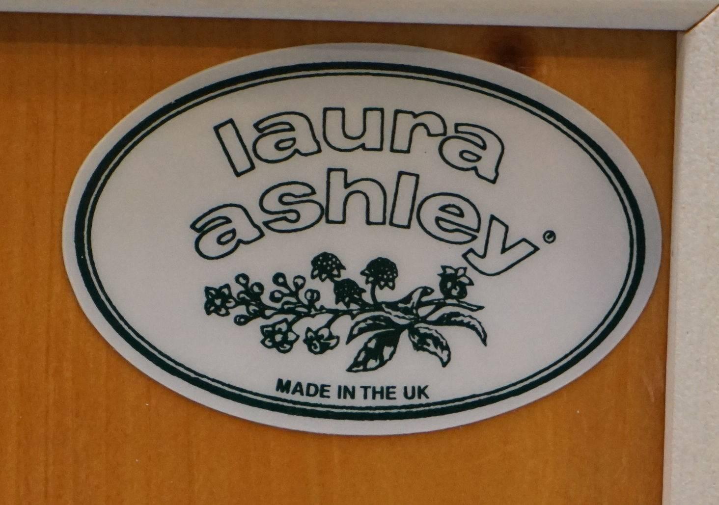 We are delighted to offer for sale this Laura Ashley media/entertainment/computer cabinet RRP £1199

A lovely useful piece of furniture, its primary design is to house a computer, you remove the top shelf which leaves a large cupboard the screen,