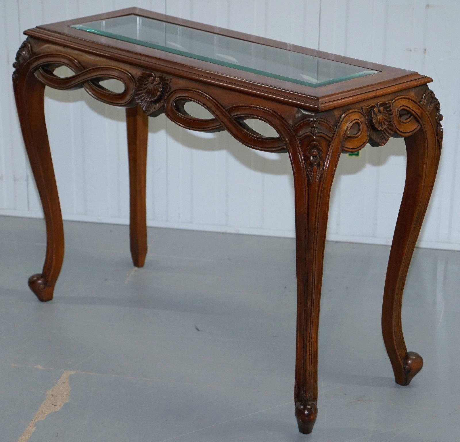We are delighted to offer for sale this absolutely stunning long cabriole legged solid mahogany console table with beveled glass top

A really very good looking piece in pretty much retail new perfect condition throughout

We have cleaned waxed