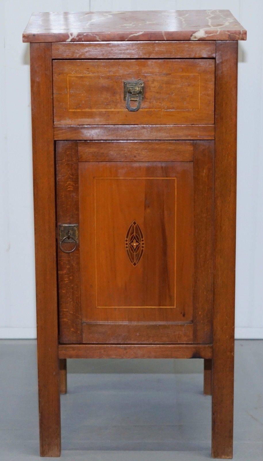 We are delighted to offer for sale this lovely vintage oak side cabinet with marble top

A great functional piece offers lots of storage, ideally suited as a bedside table or lamp table for the living room

The marble-top is solid and free-from