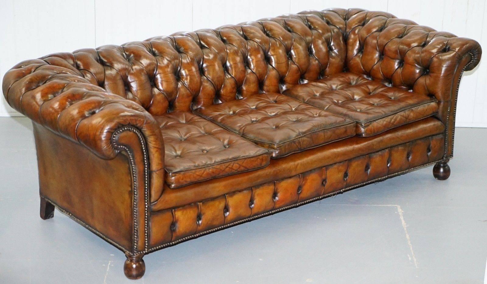 Wir freuen uns, dieses sehr seltene, absolut atemberaubende, ca. 1930er Jahre vollständig restaurierte Chesterfield-Sofa aus whiskeybraunem Leder mit schwimmenden, geknöpften und mit Federn gefüllten Sitzkissen im Thomas Chippendale-Stil zum Verkauf