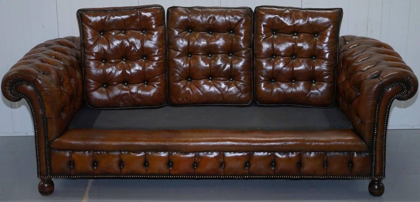 20ième siècle Canapé Chesterfield en cuir marron vieilli entièrement recouvert de cuir restauré de Thomas Chippendale en vente