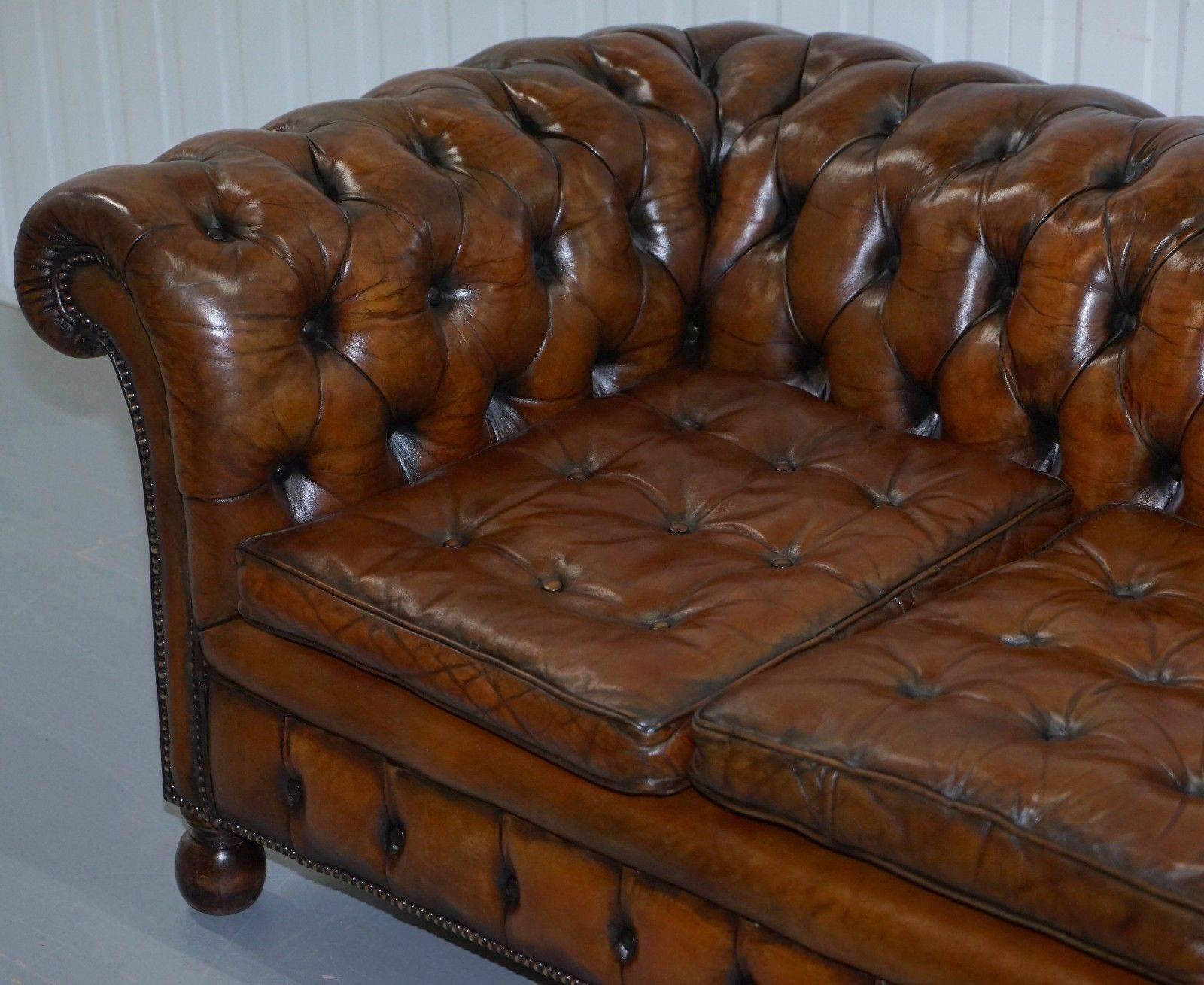 Restauriertes Chesterfield-Sofa aus braunem gealtertem Leder von Thomas Chippendale, voll ausgebreitet (Edwardian) im Angebot