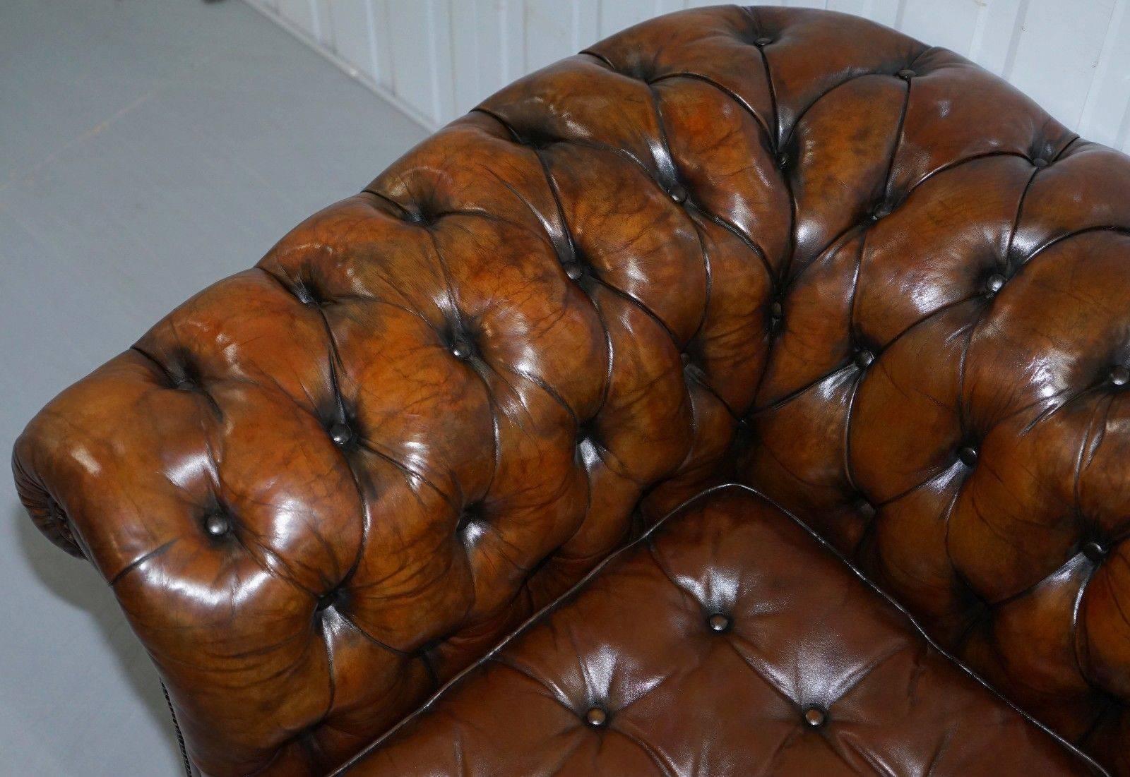 Restauriertes Chesterfield-Sofa aus braunem gealtertem Leder von Thomas Chippendale, voll ausgebreitet (Handgeschnitzt) im Angebot