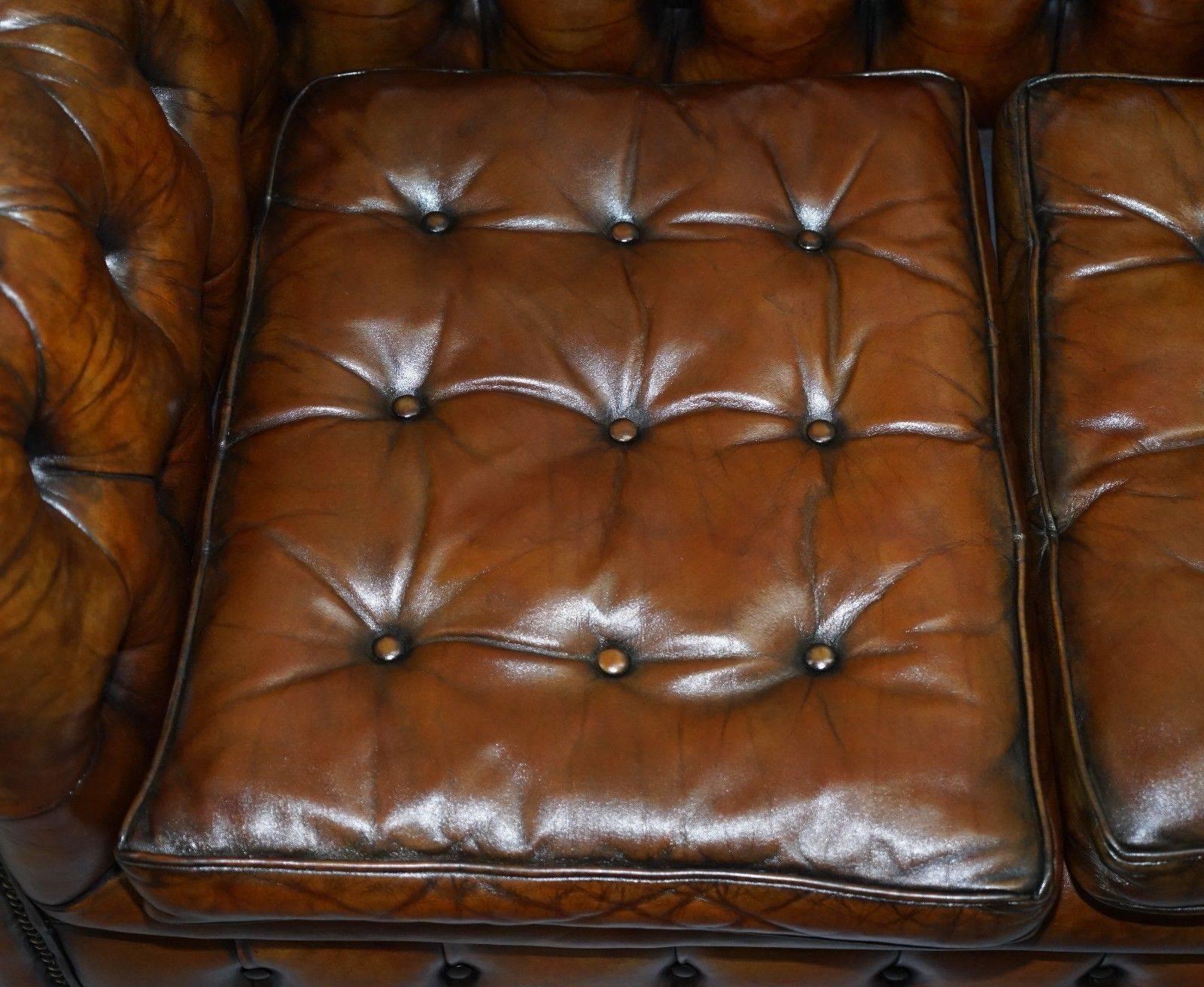 Restauriertes Chesterfield-Sofa aus braunem gealtertem Leder von Thomas Chippendale, voll ausgebreitet (Britisch) im Angebot